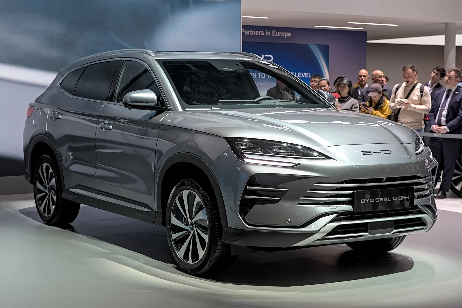 BYD Seal U DM-i 2026 : prix dès 39 500 €, malus et autonomie, avis