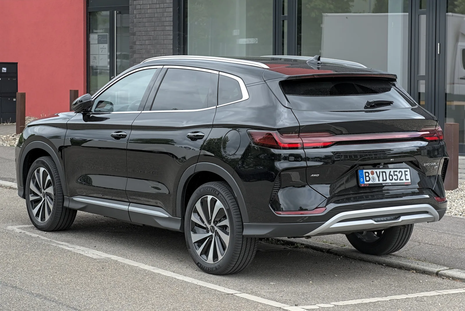 BYD Seal U DM-i noir vu de trois quarts arrière garé dans une rue, SUV hybride rechargeable de 4,78 m