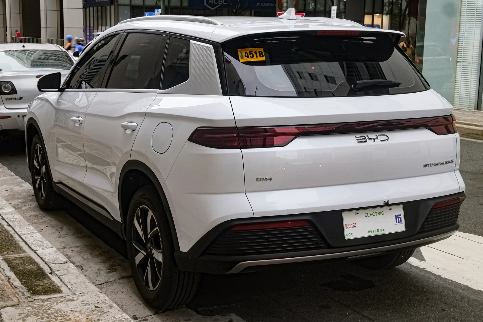BYD Sealion 5 DM-i 2026 vue arrière SUV hybride blanc en ville