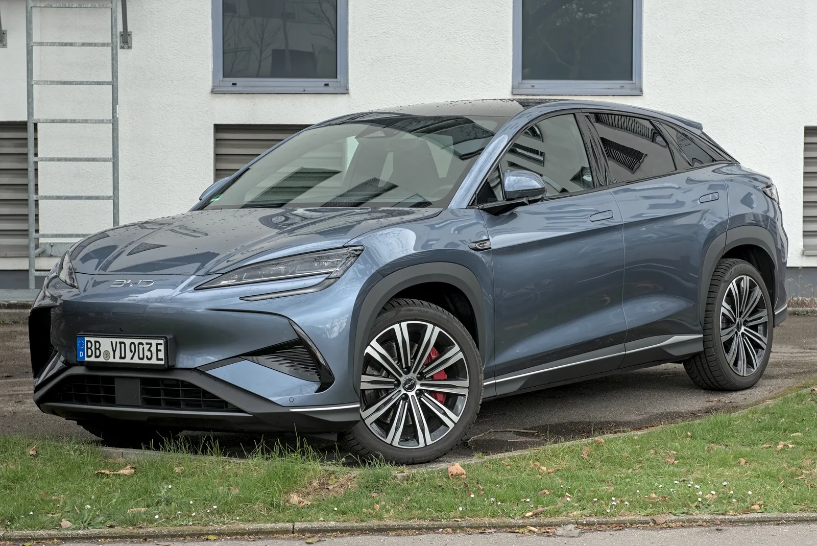 BYD Sealion 7 2026 vue avant SUV coupé électrique gris devant maison
