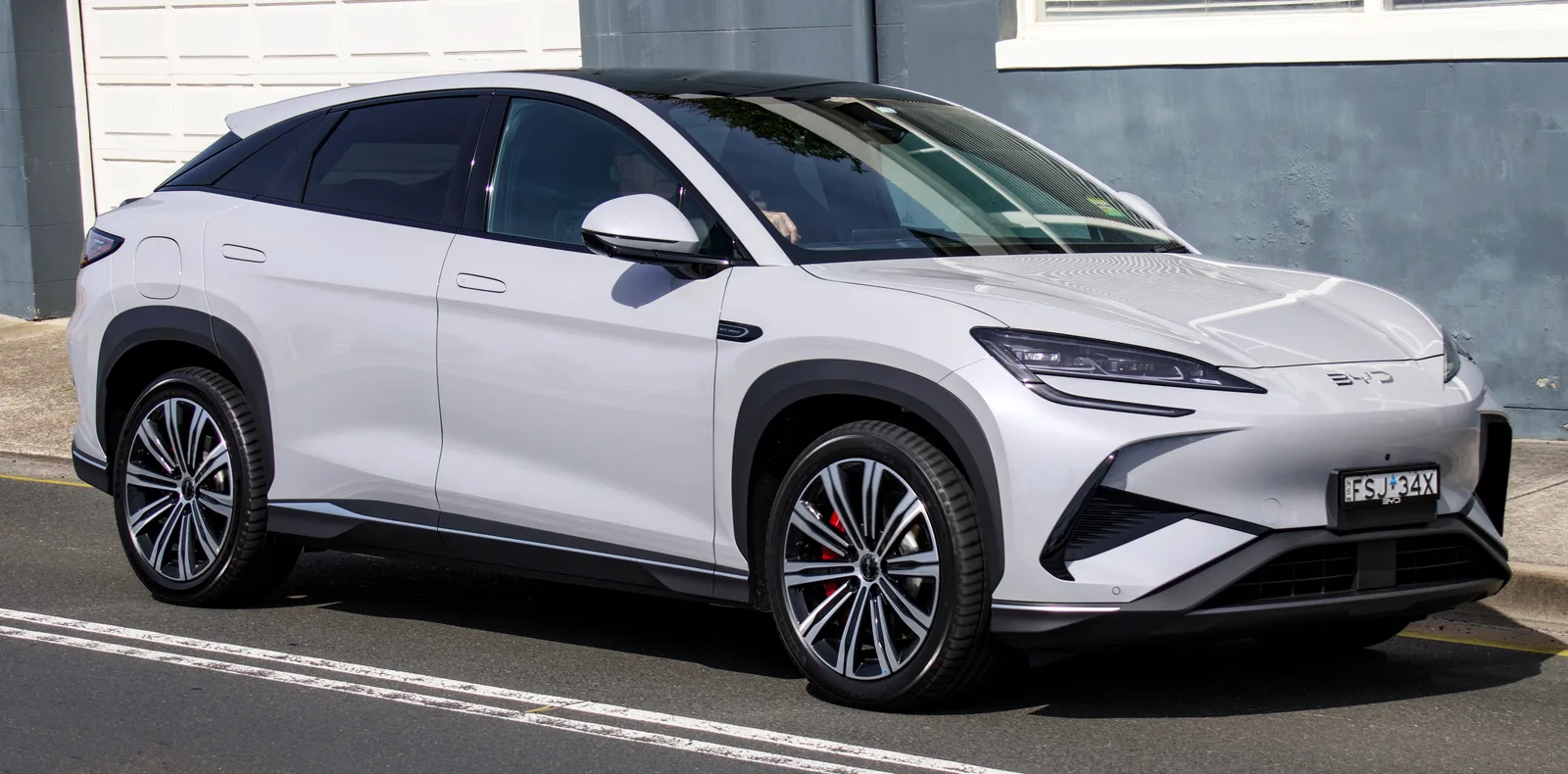 BYD Sealion 7 2026 vue avant blanc SUV coupé électrique en extérieur