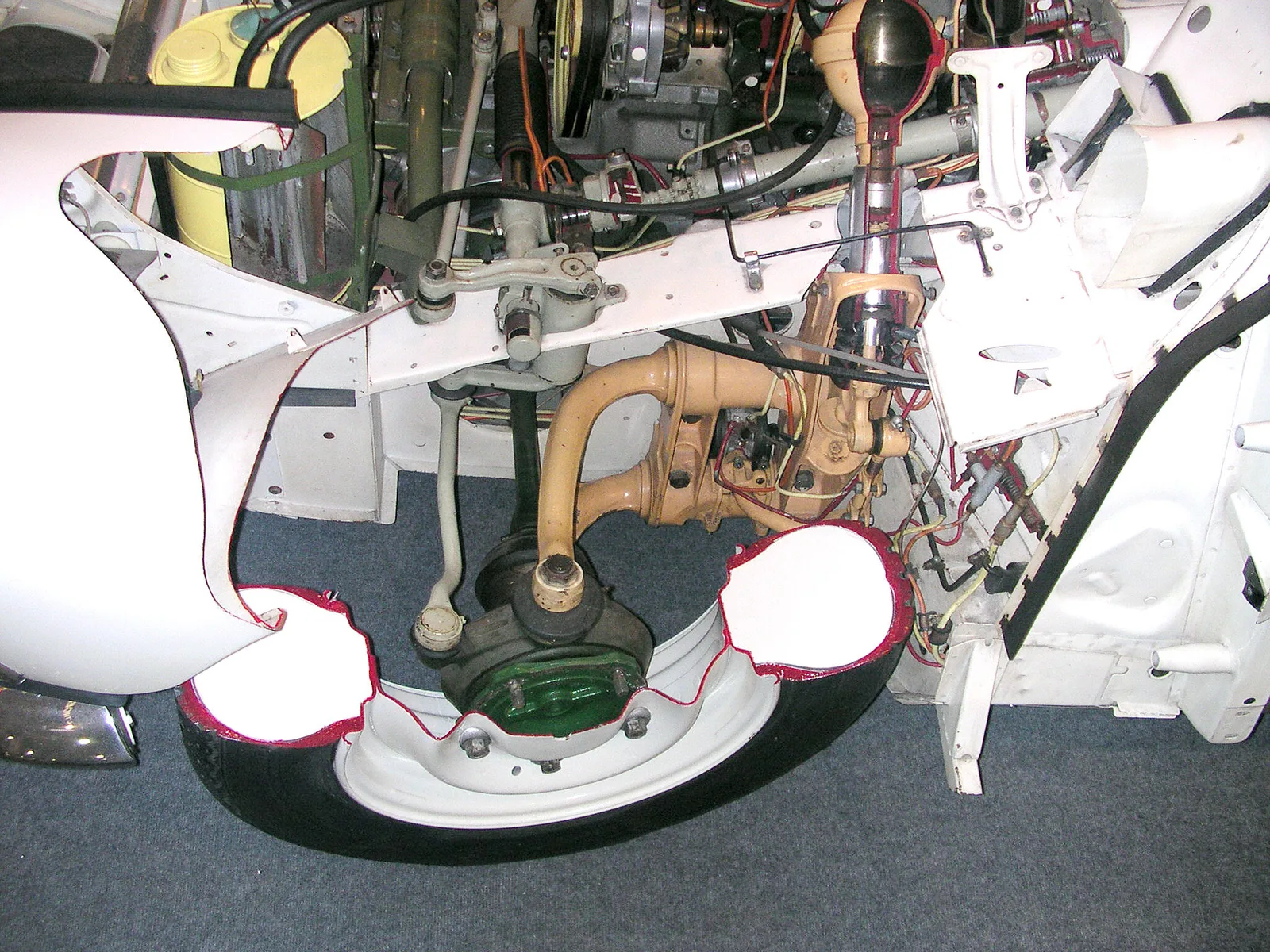 Coupe transversale d'un train avant de voiture — suspension, freinage et transmission avec joint homocinétique en vue éclatée