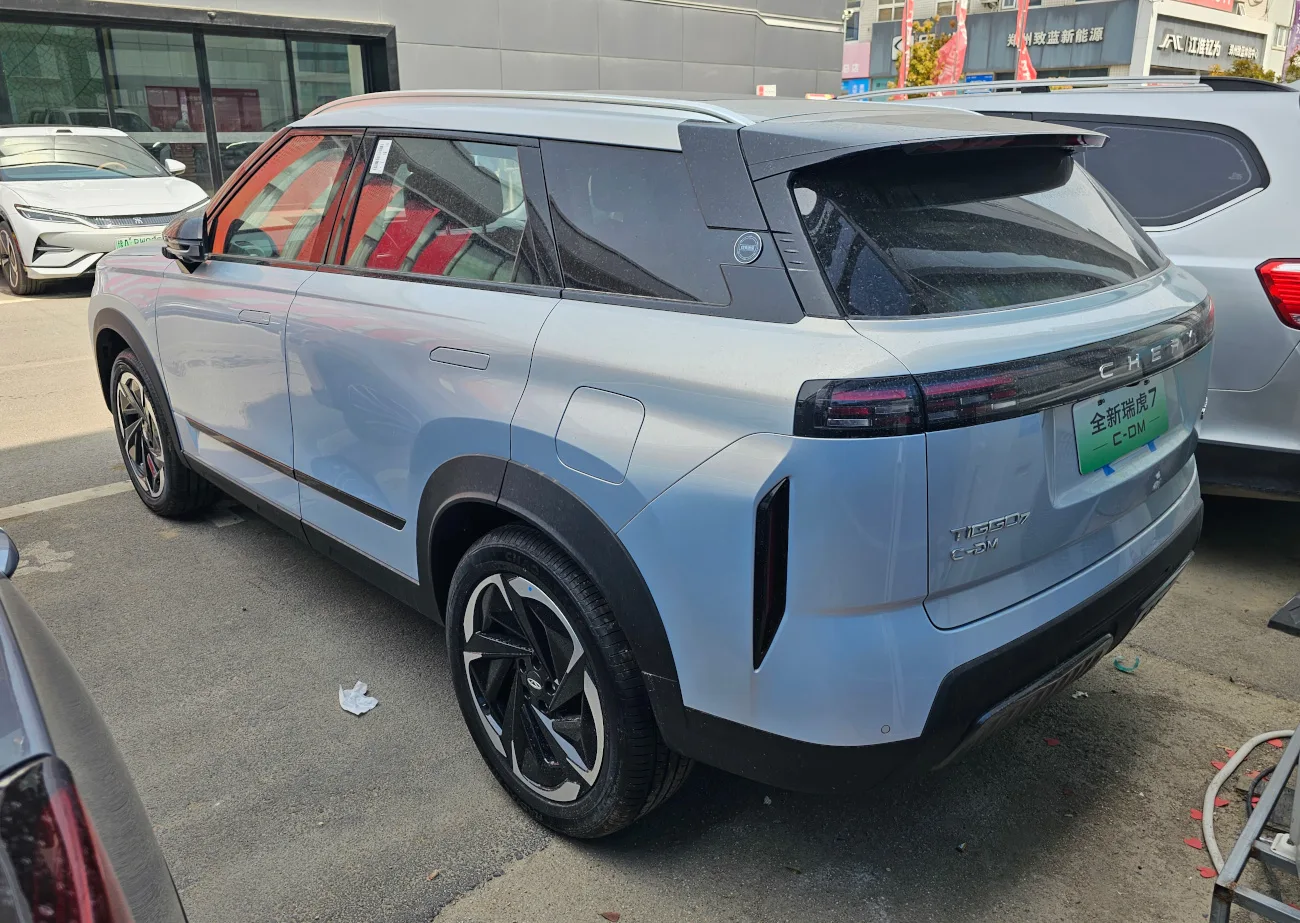 Chery Tiggo 7 CSH 2026 vue 3/4 arrière SUV familial