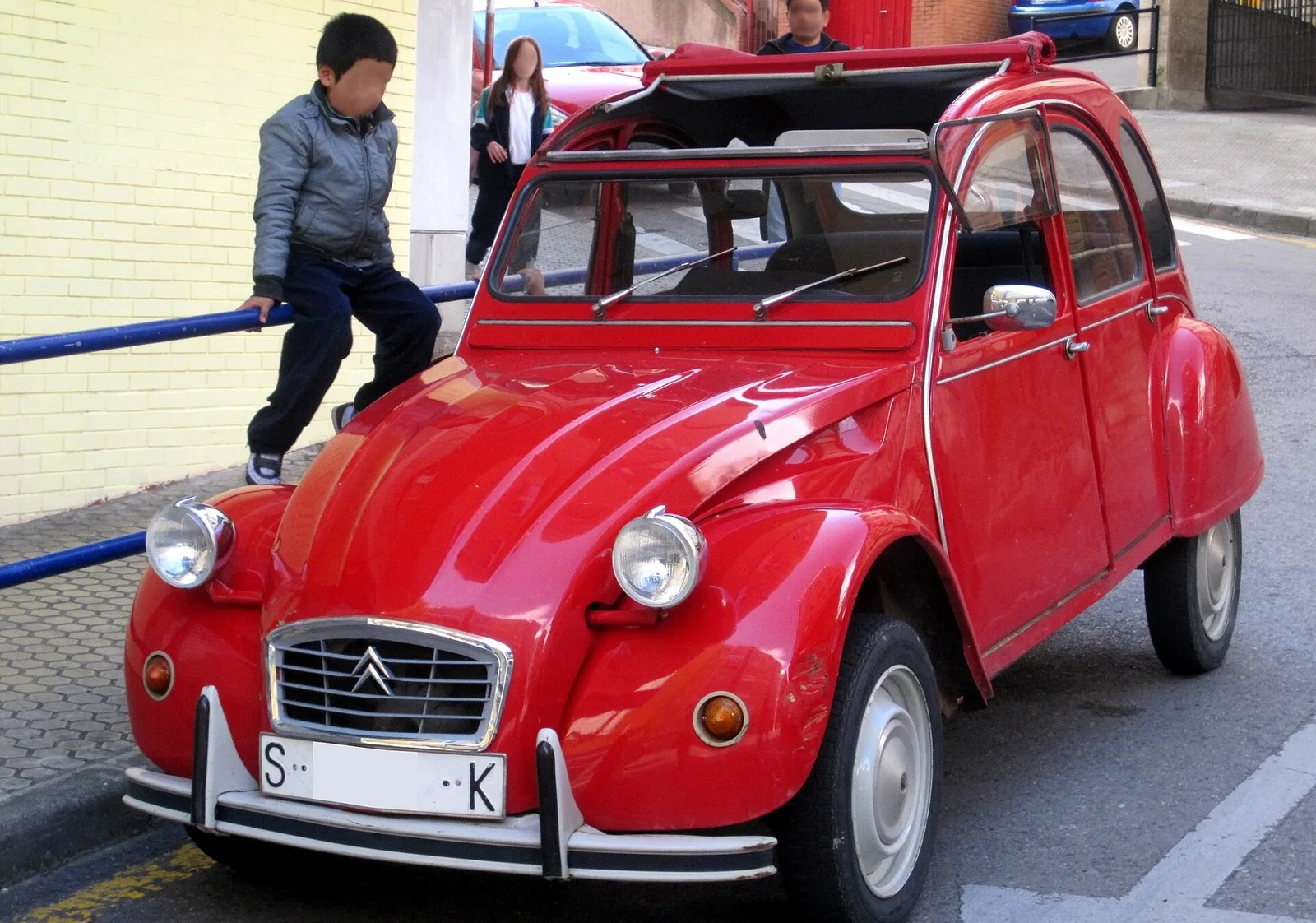 Citroën 2CV rouge de 1982 vue de trois quarts avant, modèle historique dont s'inspire la future 2CV électrique