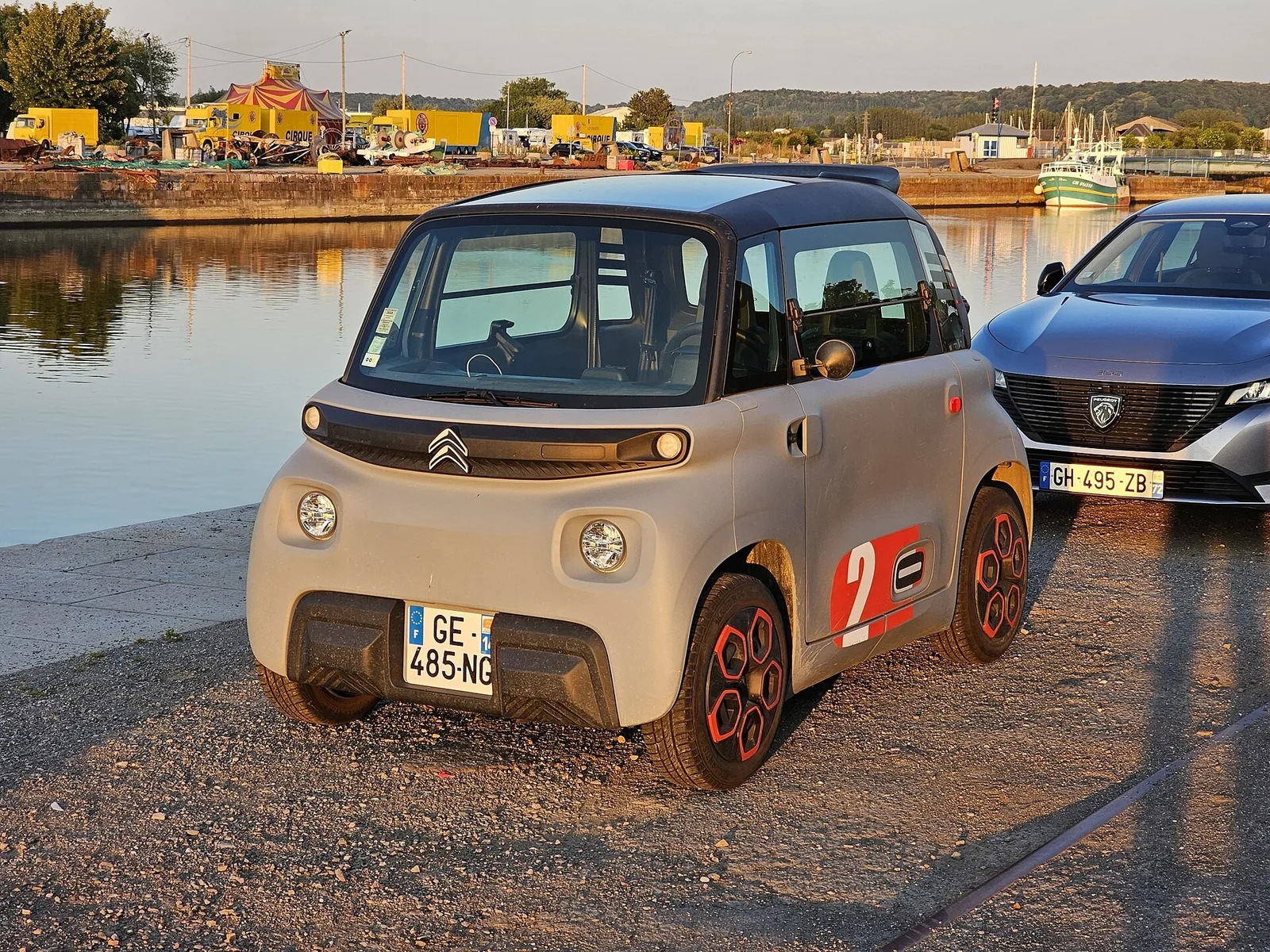 Citroën Ami deux places stationnée au bord de l'eau, avis et usage en ville