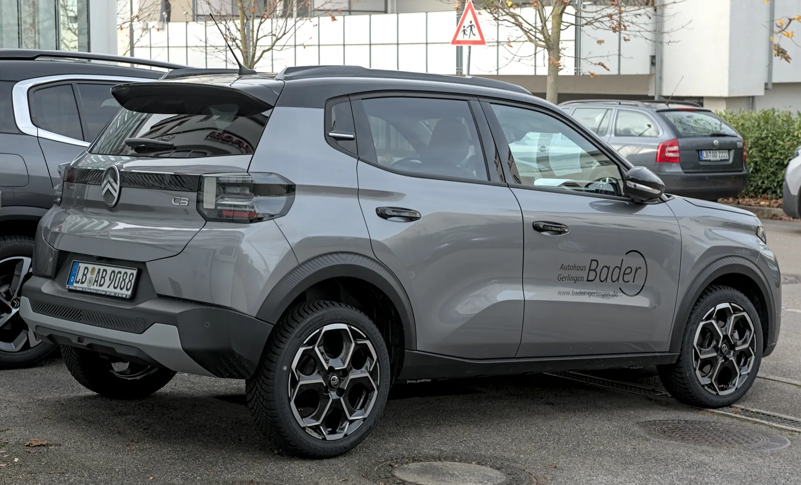 Citroën C3 4ème génération 2024 trois quarts arrière vue latérale citadine baroudeuse style SUV
