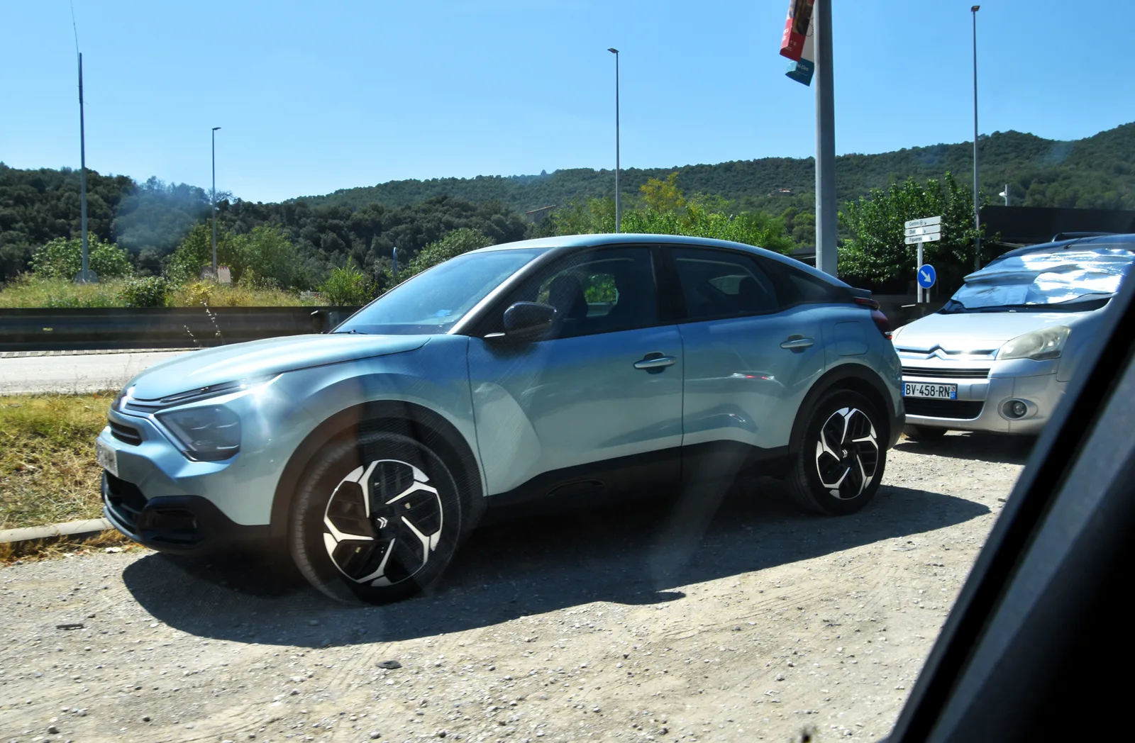 Citroën C4 2026 vue de profil — silhouette fastback berline surélevée bleu clair