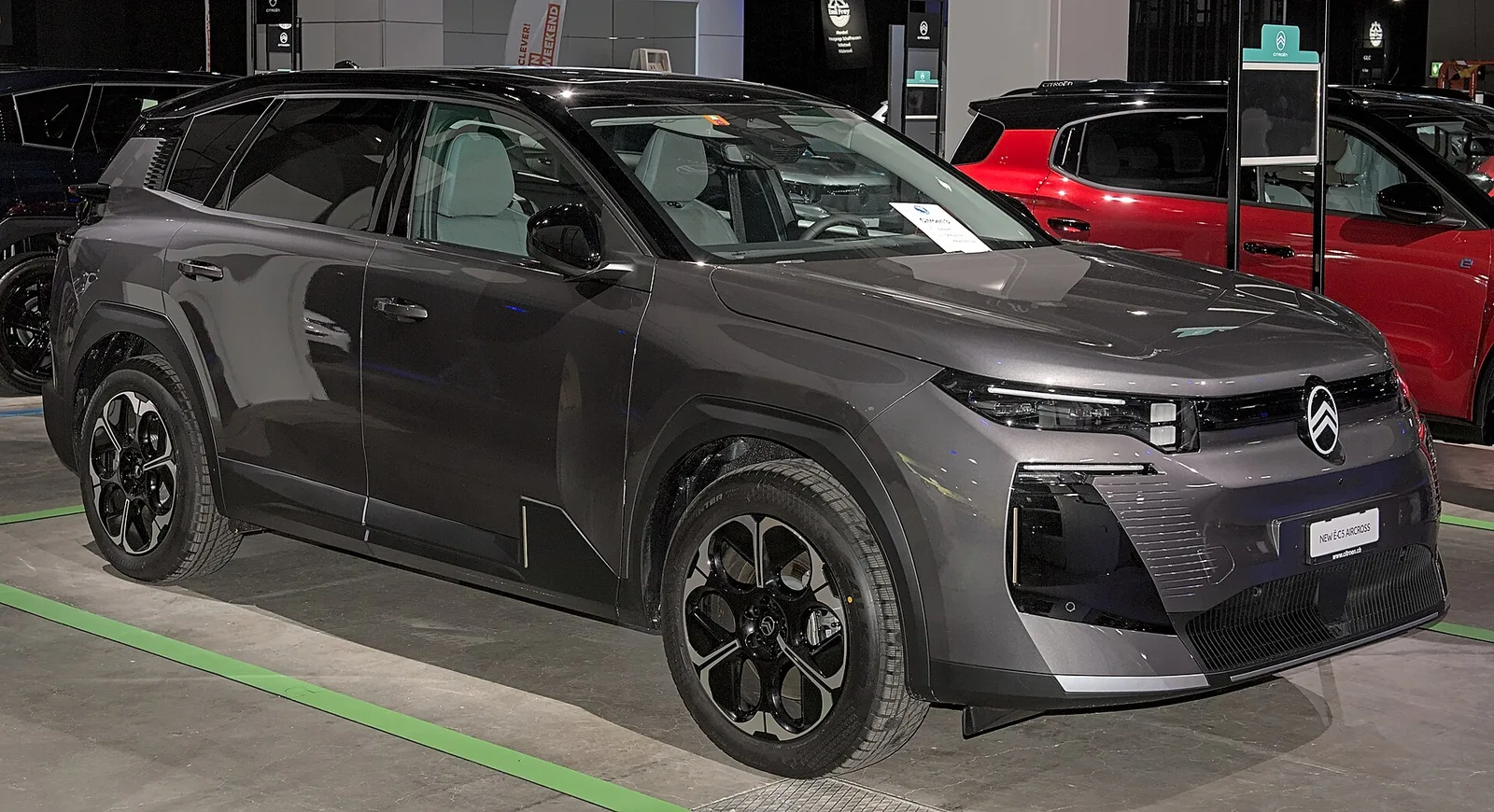 Citroën ë-C5 Aircross gris foncé vu de trois quarts avant au salon Auto Zürich 2025, SUV compact électrique le plus endurant sur autoroute