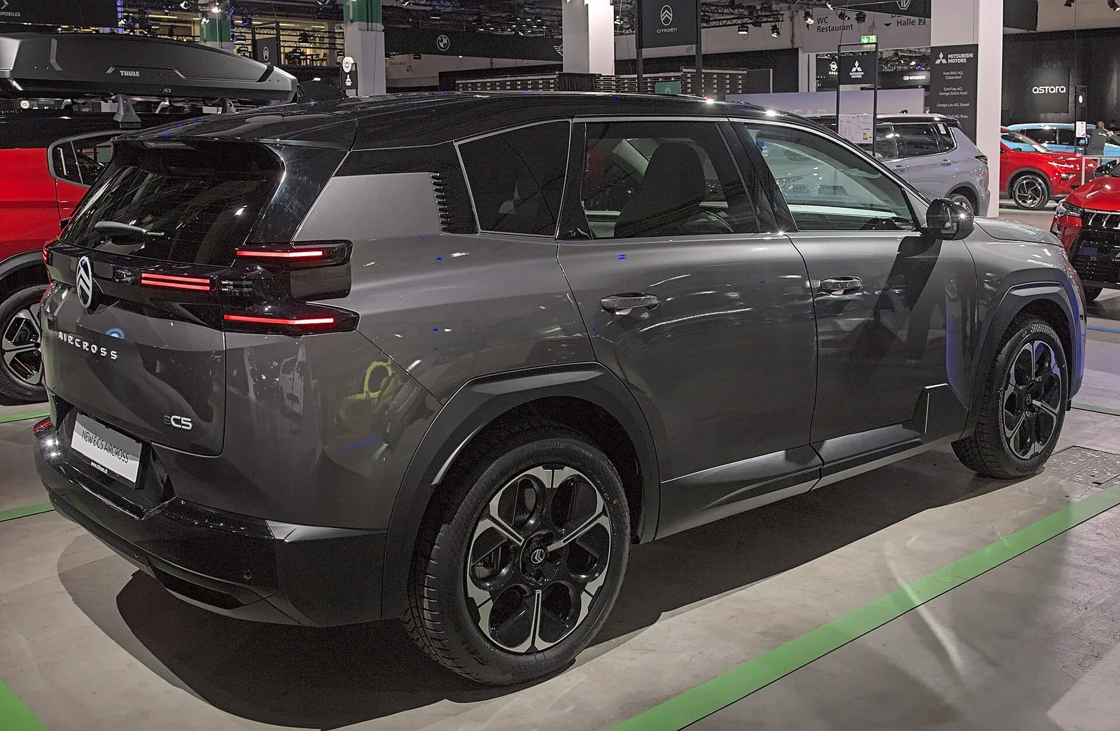 Citroën ë-C5 Aircross gris vu de trois quarts arrière au salon Auto Zürich 2025, SUV électrique familial de 4,65 m