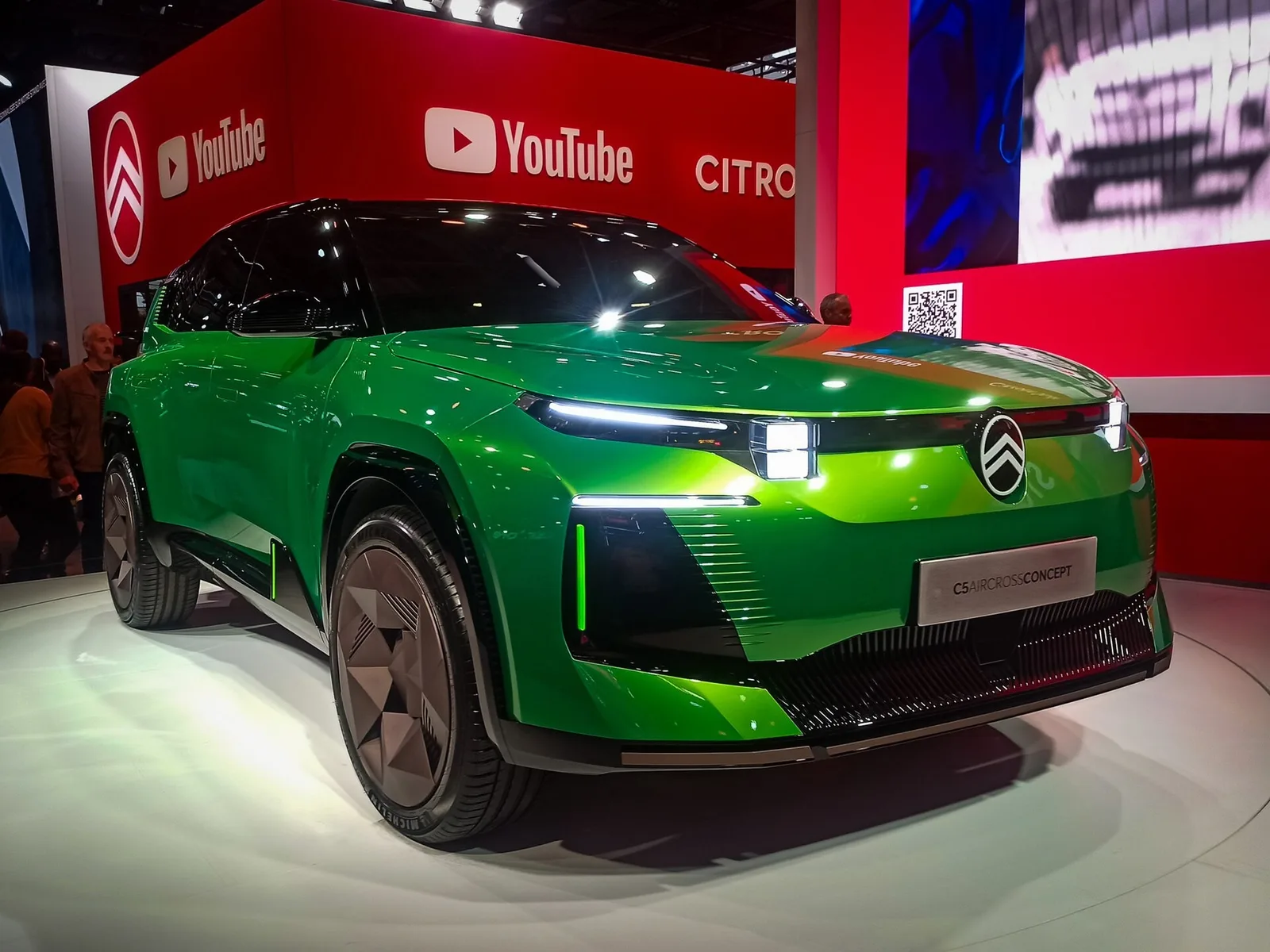 Stand Citroën au Mondial de l'Auto de Paris 2024 avec le concept C5 Aircross vert, édition précédente du salon
