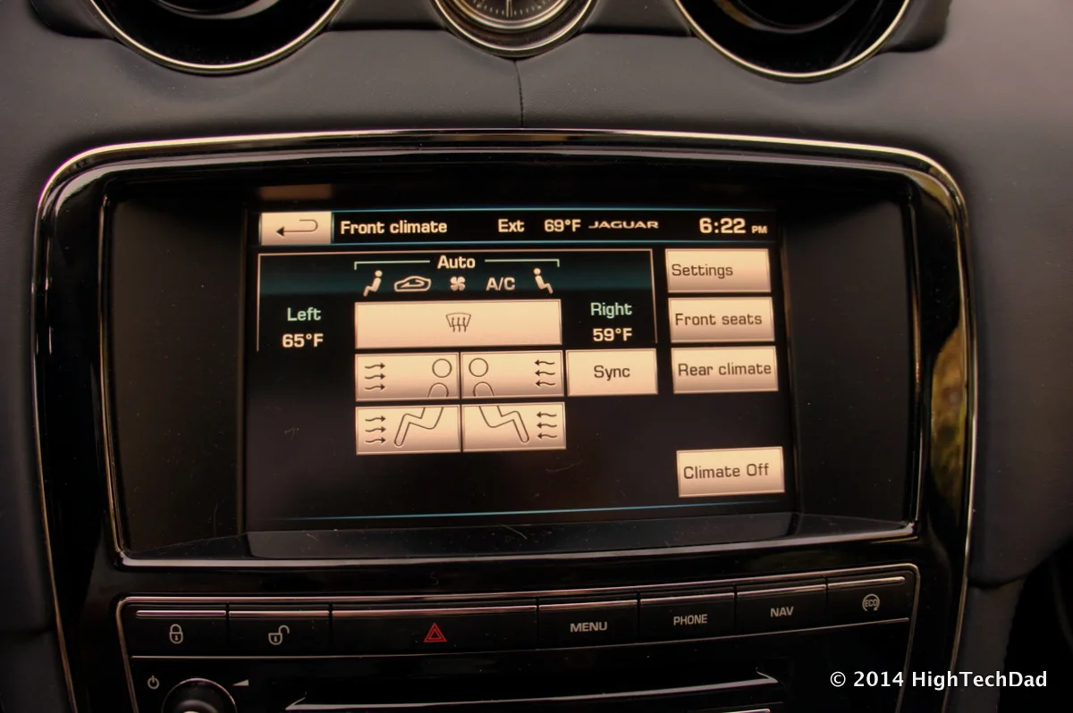 Écran tactile de commandes de climatisation bizone dans une voiture — réglage température gauche droite et débit d'air
