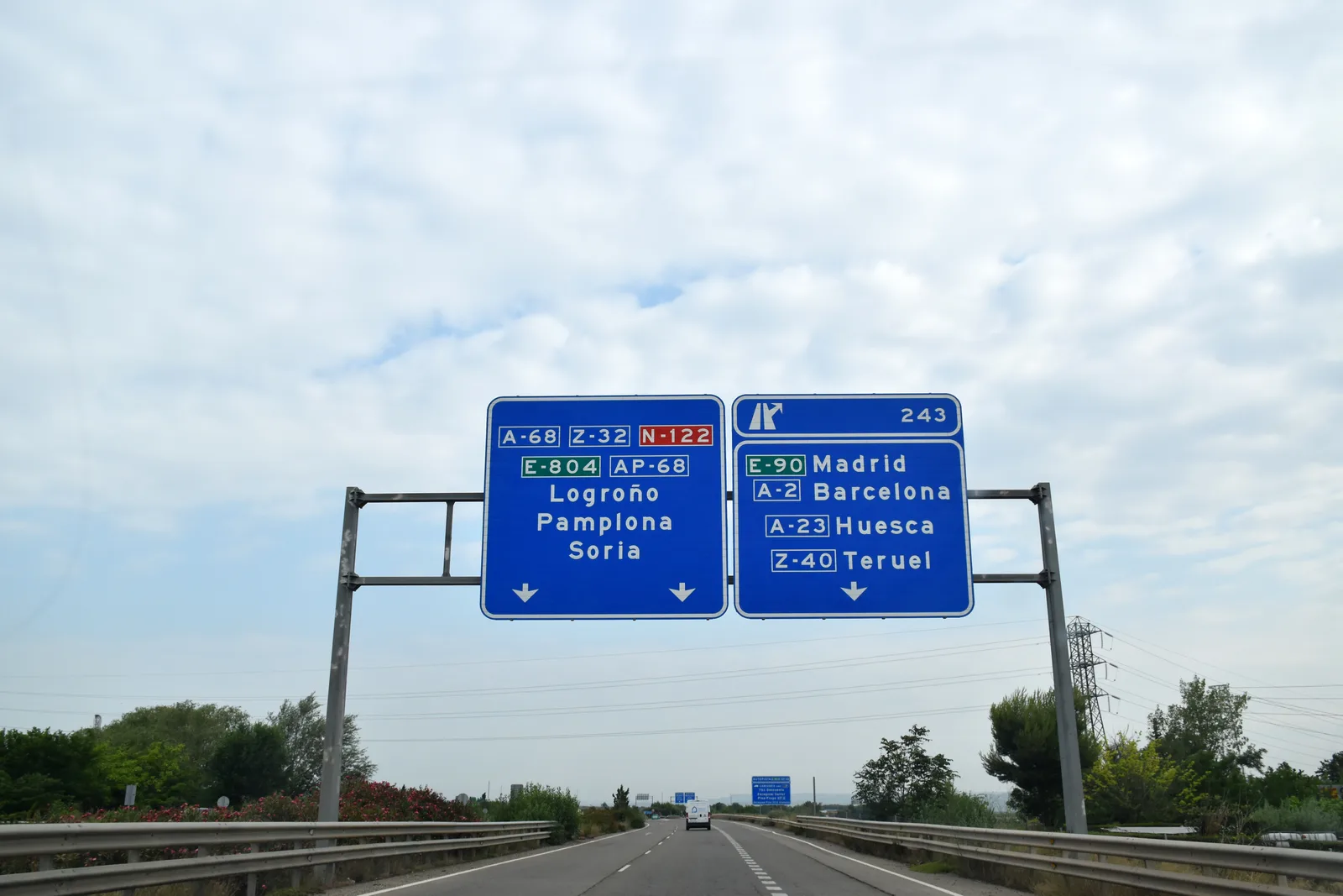 Autoroute AP-68 à Saragosse, Aragon — autoroute espagnole typique avec marquages au sol clairs 2026