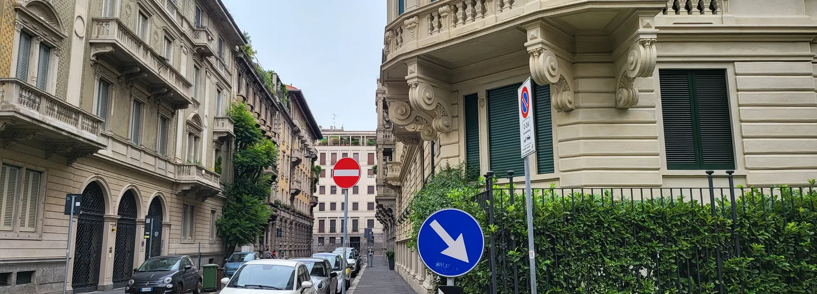 Panneaux de signalisation routière italienne sens interdit et direction obligatoire à Milan