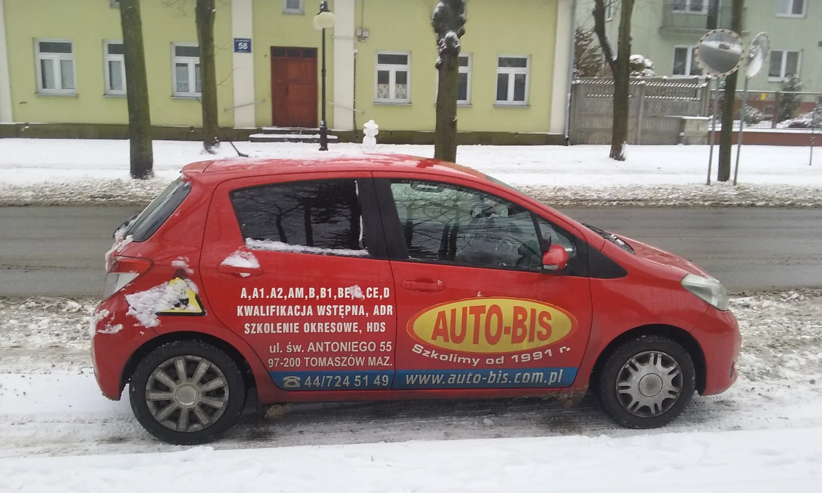 Voiture d'auto-école utilisée pour les leçons de conduite en phase 1 AAC