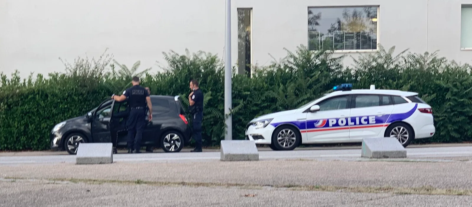 Policiers français contrôlant un véhicule sur la route — verbalisation téléphone au volant