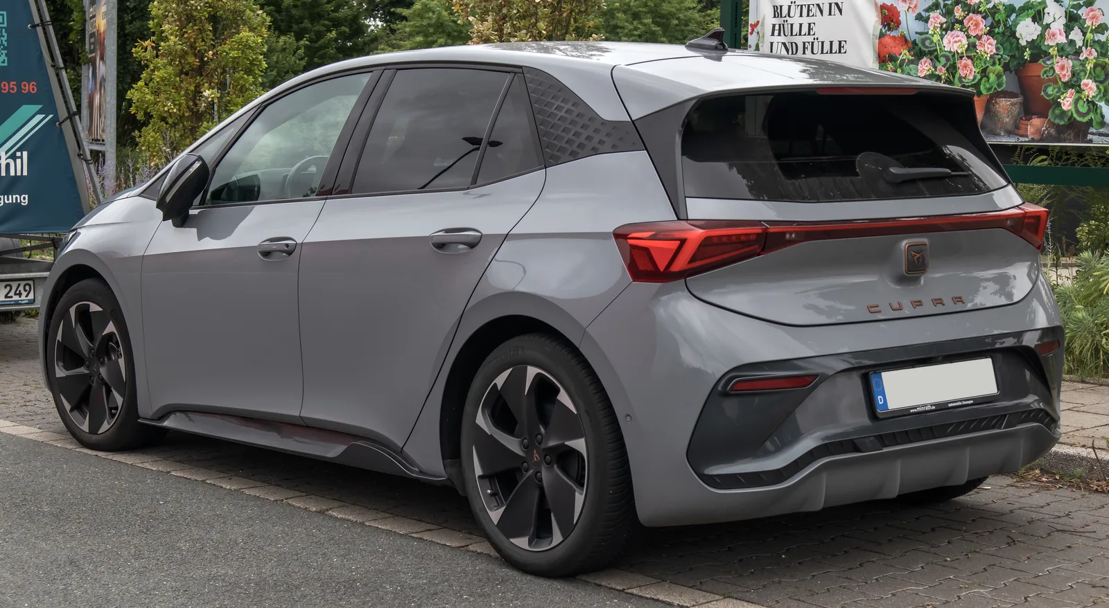 Cupra Born 2026 gris vue trois quarts arrière profil compacte électrique
