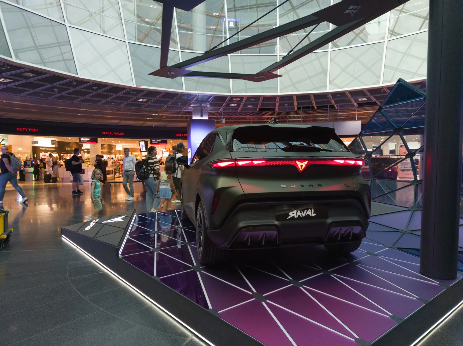 Cupra Raval 2026 vue arrière citadine électrique feux LED