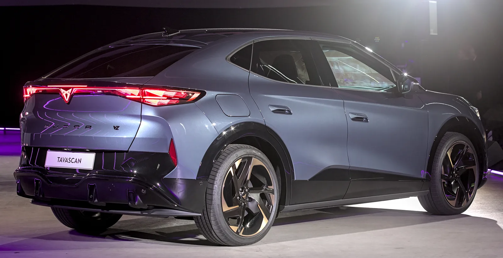 Cupra Tavascan 2026 vue arrière trois quarts SUV coupé électrique feux LED
