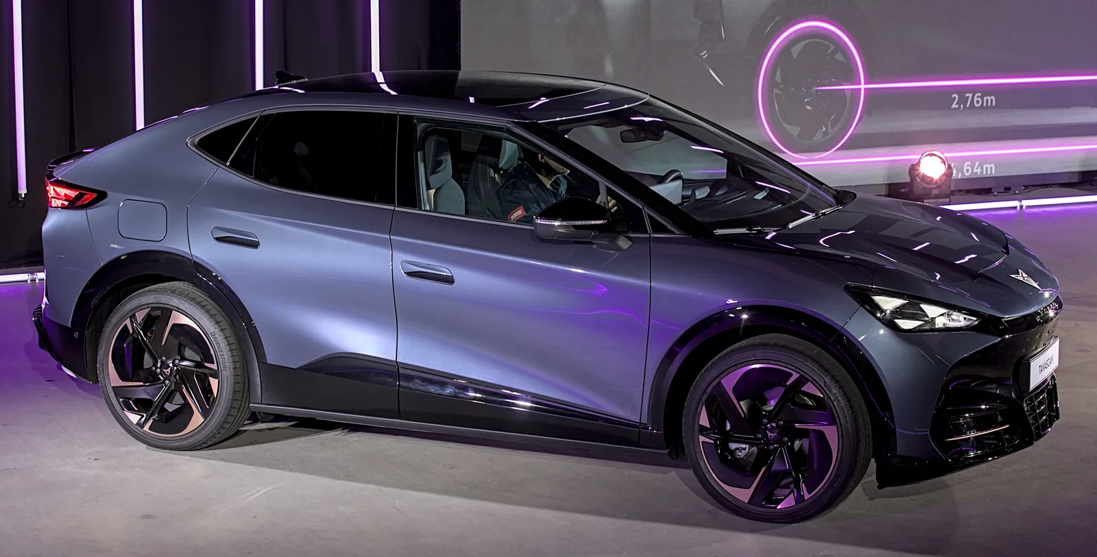 Cupra Tavascan 2026 gris vue de profil SUV coupé électrique avec cotes techniques