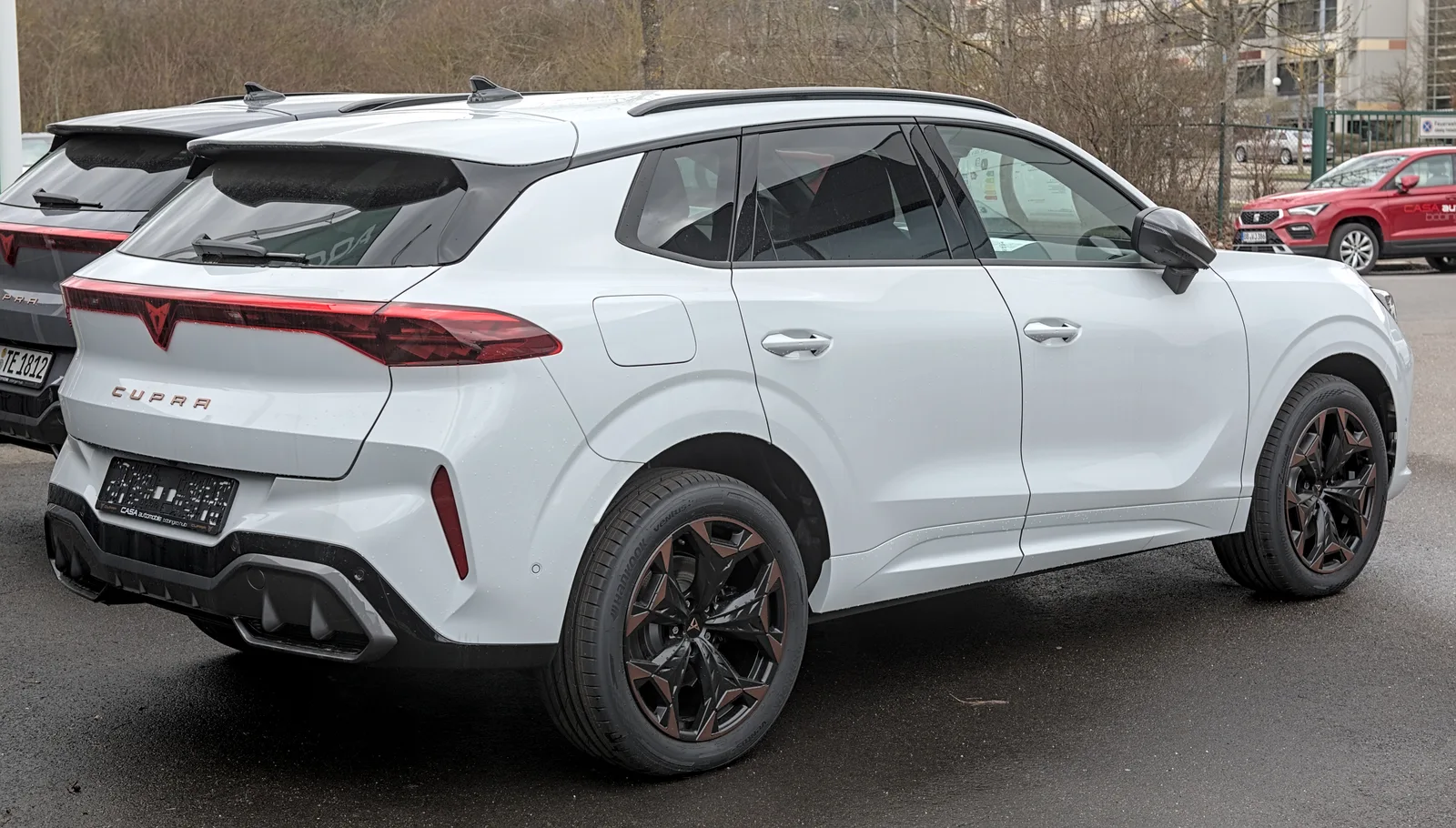 Cupra Terramar 2026 blanc trois quarts arrière SUV sportif jantes noires