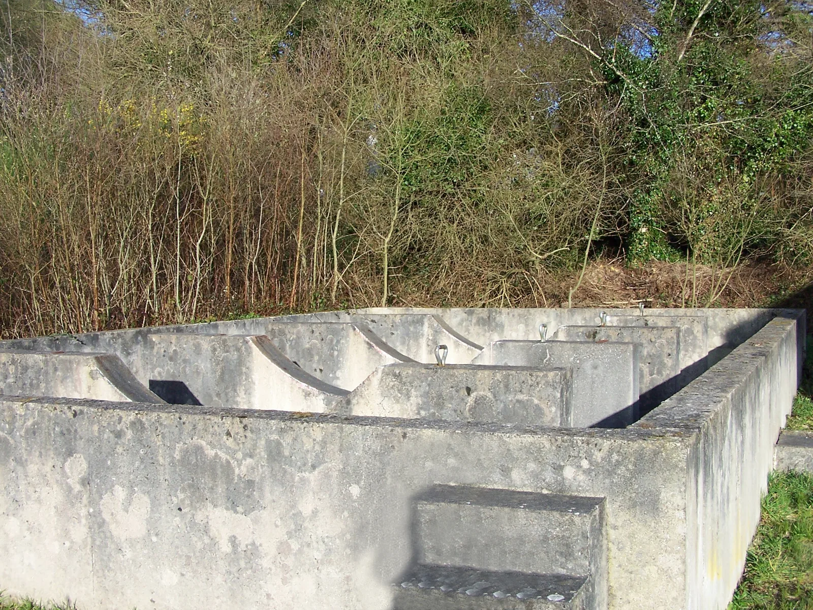 Emplacement de cuve à fioul enterrée en béton — bac de rétention d'une cuve fioul souterraine avec cloisons de séparation