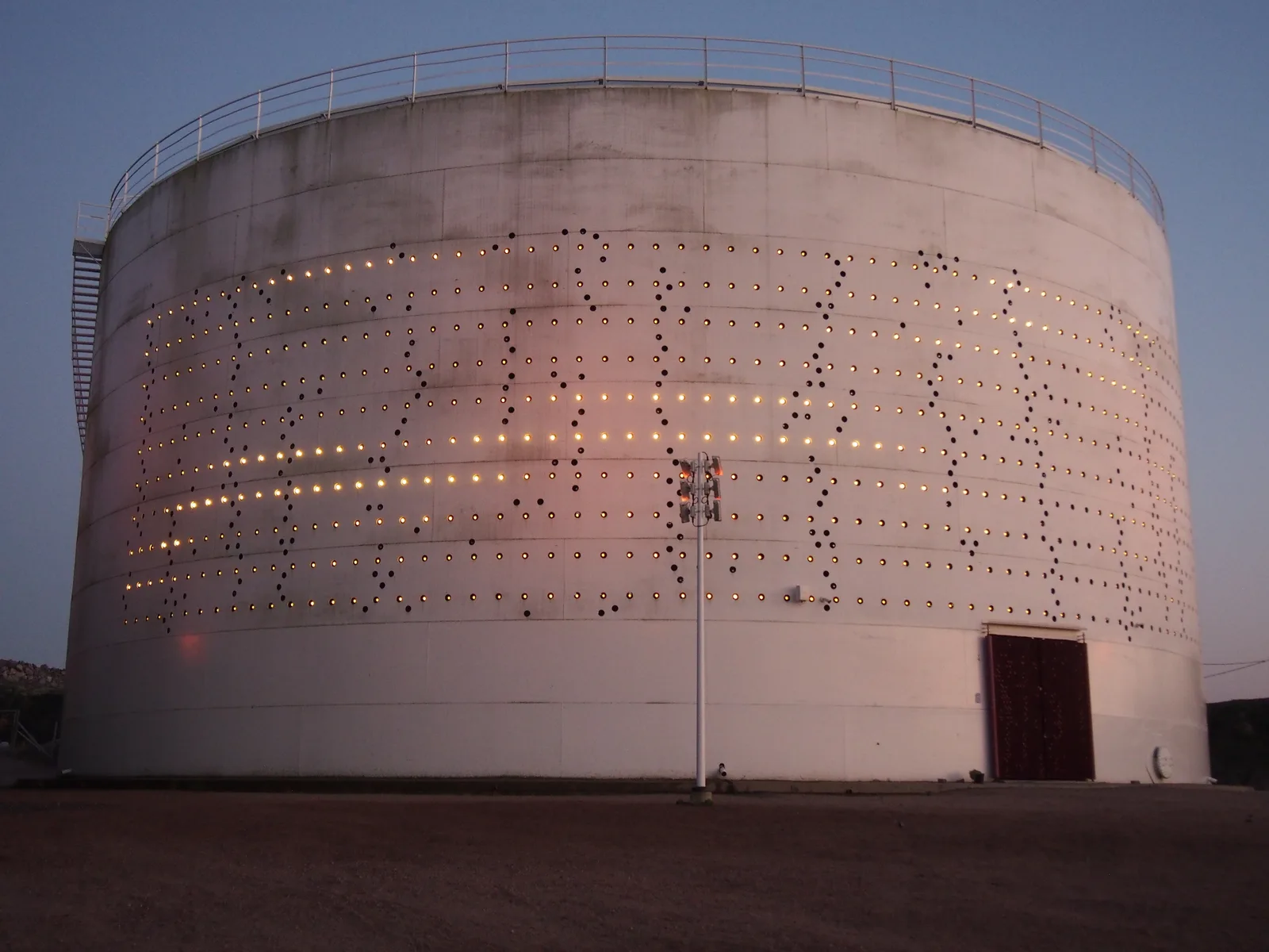 Grand réservoir de stockage fioul industriel — cuve de stockage de fioul domestique de grande capacité en installation aérienne