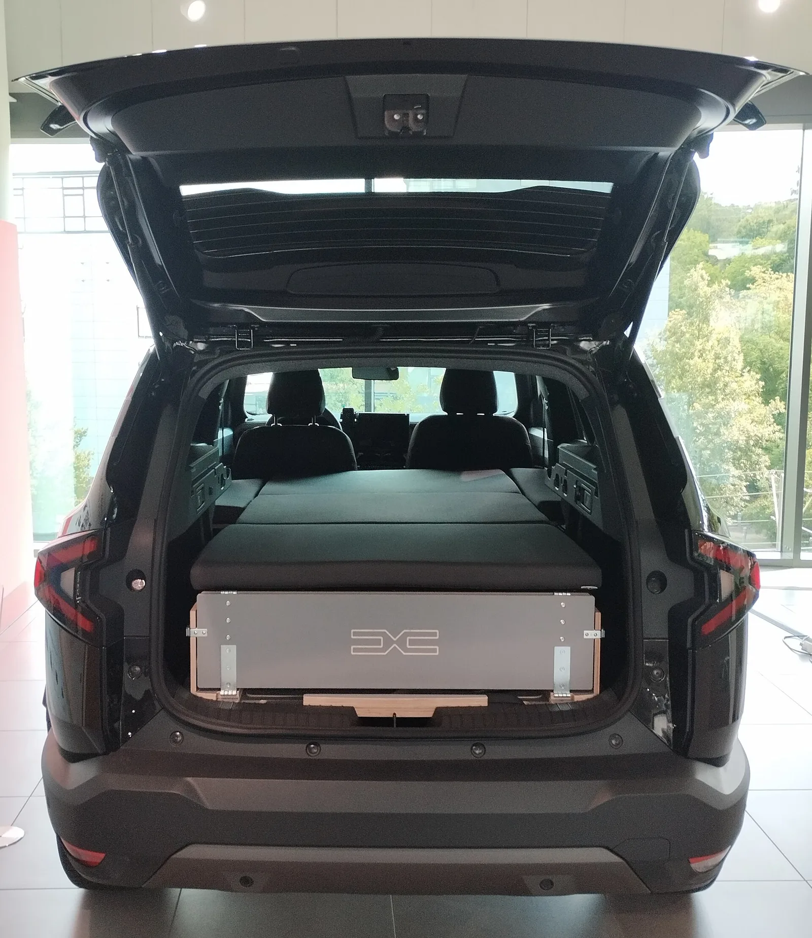 Dacia Bigster hybride, hayon ouvert sur le coffre, SUV hybride offrant 612 litres de volume de chargement