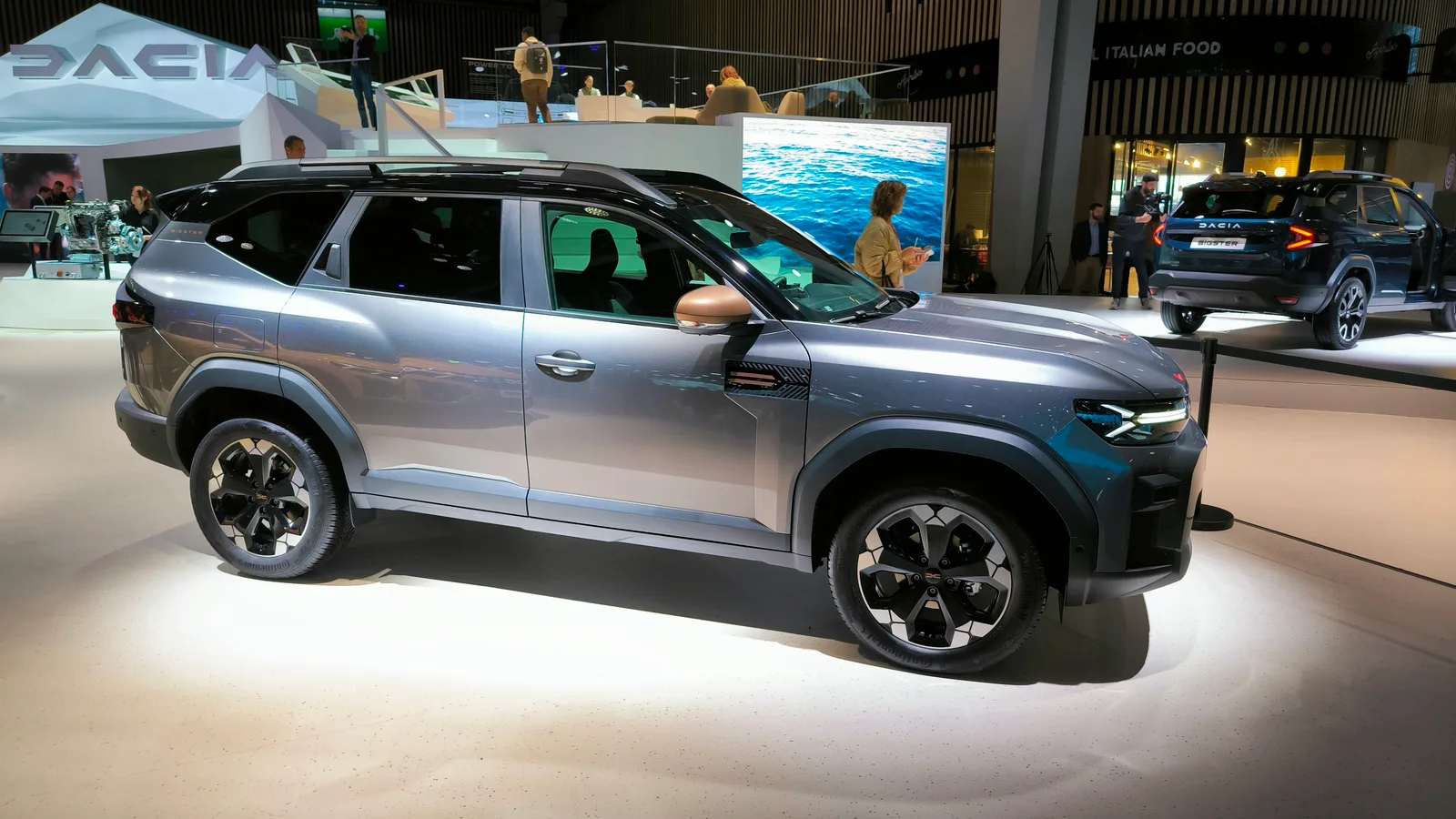 Dacia Bigster au Mondial de l'Automobile Paris 2024 vue latérale intérieure