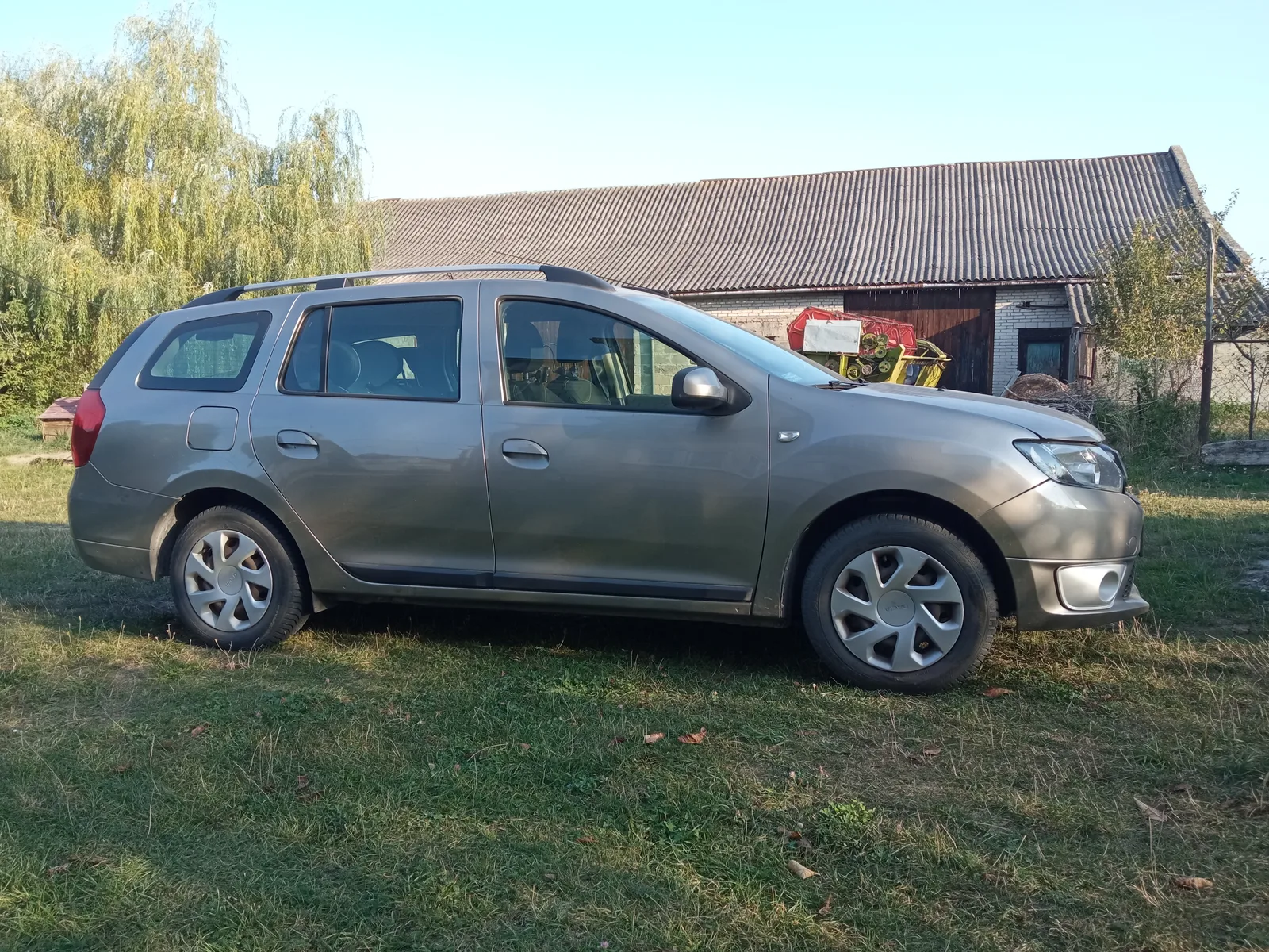 Dacia Logan MCV break gris campagne polonaise version familiale