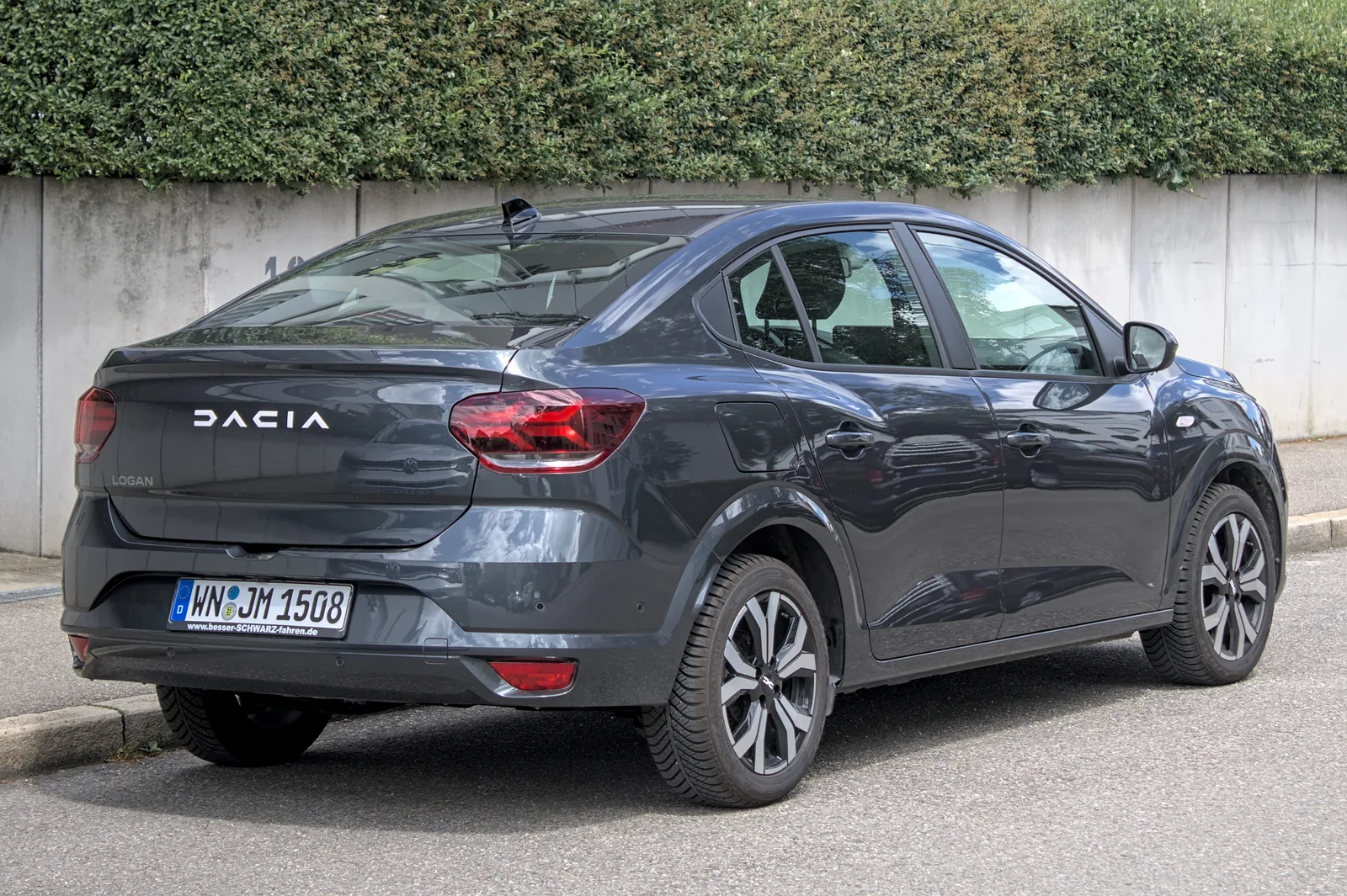 Dacia Logan 2026 vue trois quarts arrière berline grise coffre séparé