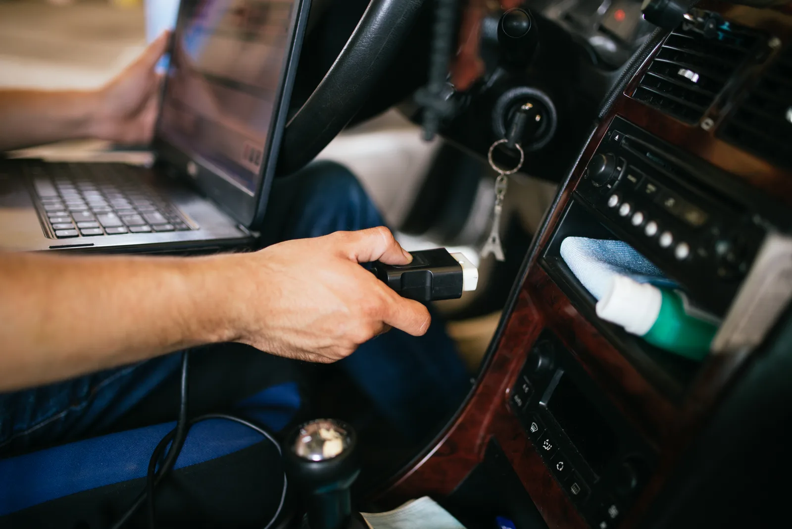 Outil de diagnostic OBD2 utilisé pour lire les codes erreur d'une voiture