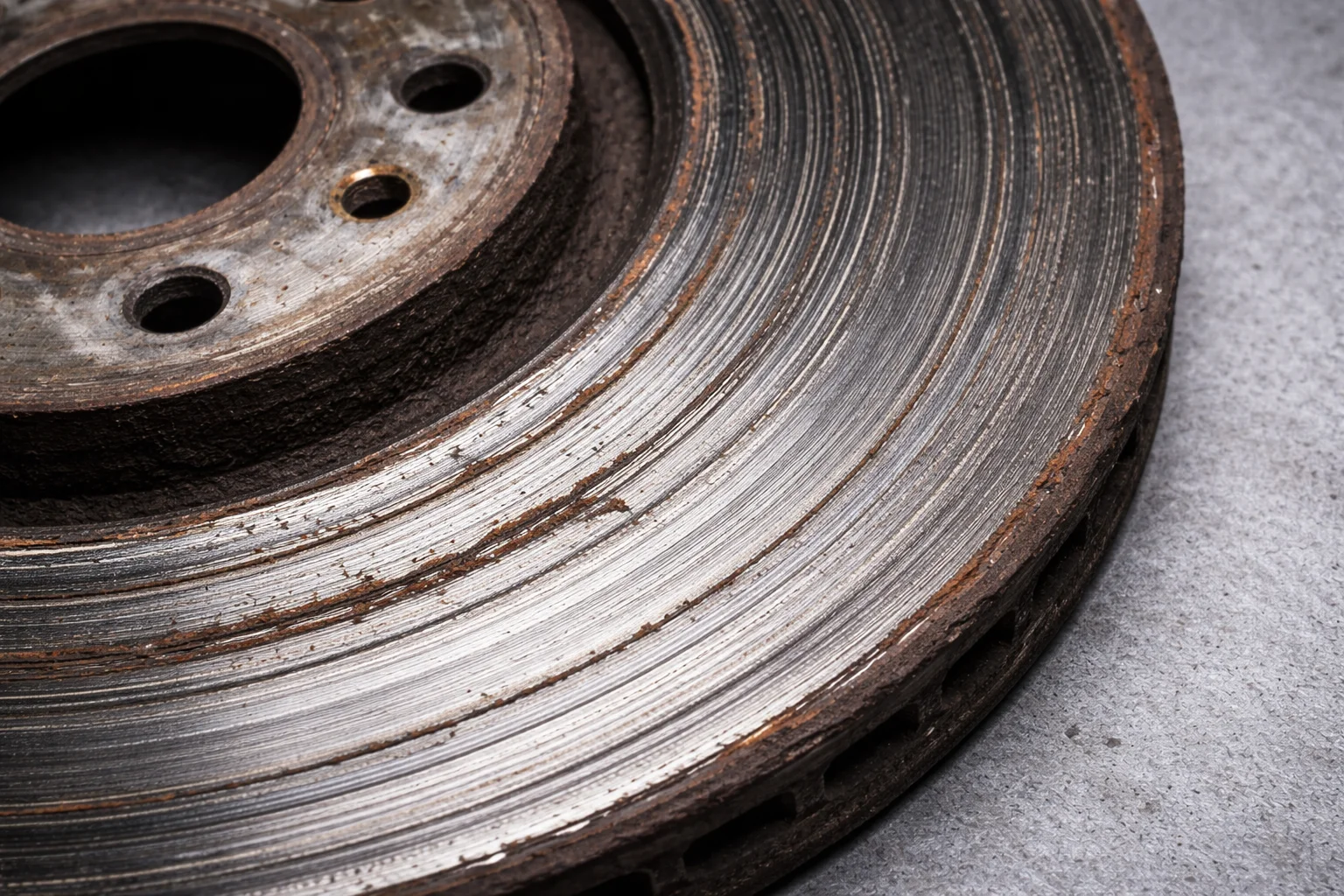 Disque de frein rayé usé remplacement nécessaire