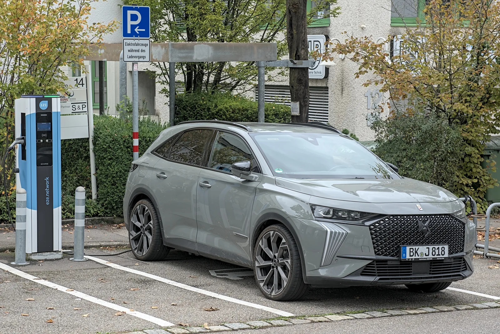DS 7, le modèle de génération précédente remplacé par le DS N°7, en recharge