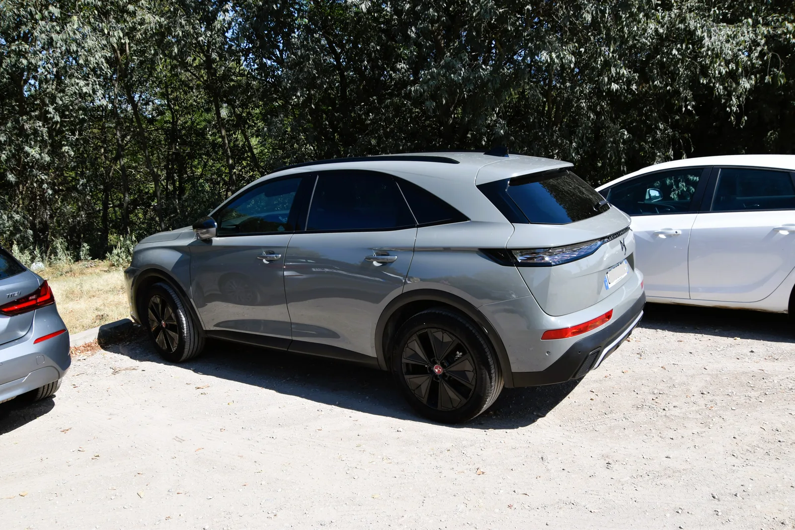 DS 7 Crossback 2023 face avant gris SUV premium Paris DS Automobiles élégance française