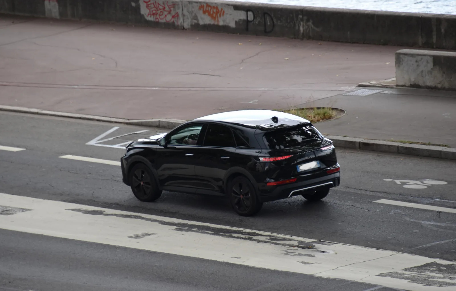 DS 7 Crossback E-Tense 225 2024 vue de profil gris SUV hybride rechargeable 65 km électrique