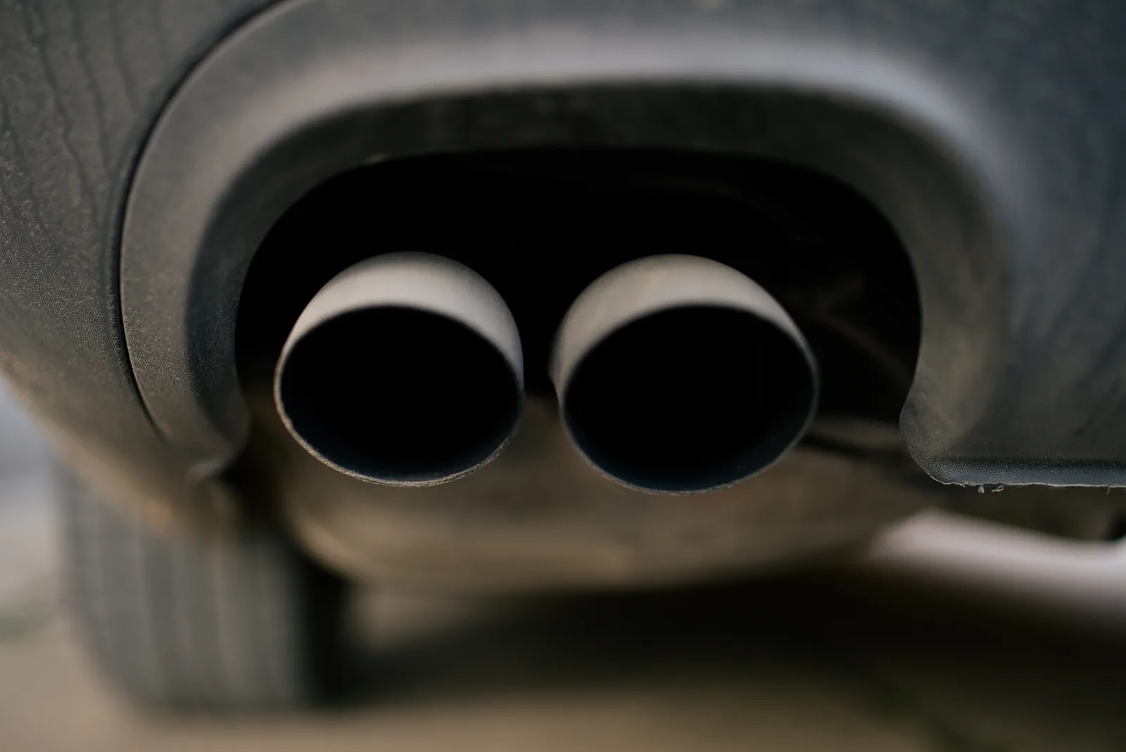 Émissions CO2 à l'échappement d'une voiture — un des critères de calcul de l'éco-score 2026