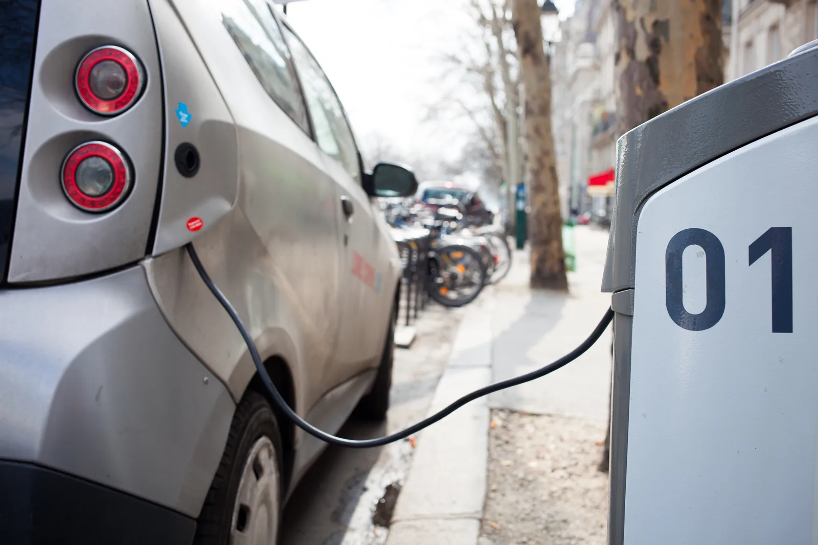 Recharge d'une voiture électrique en ville — les véhicules classés A et B en éco-score bénéficient d'un accès élargi aux ZFE