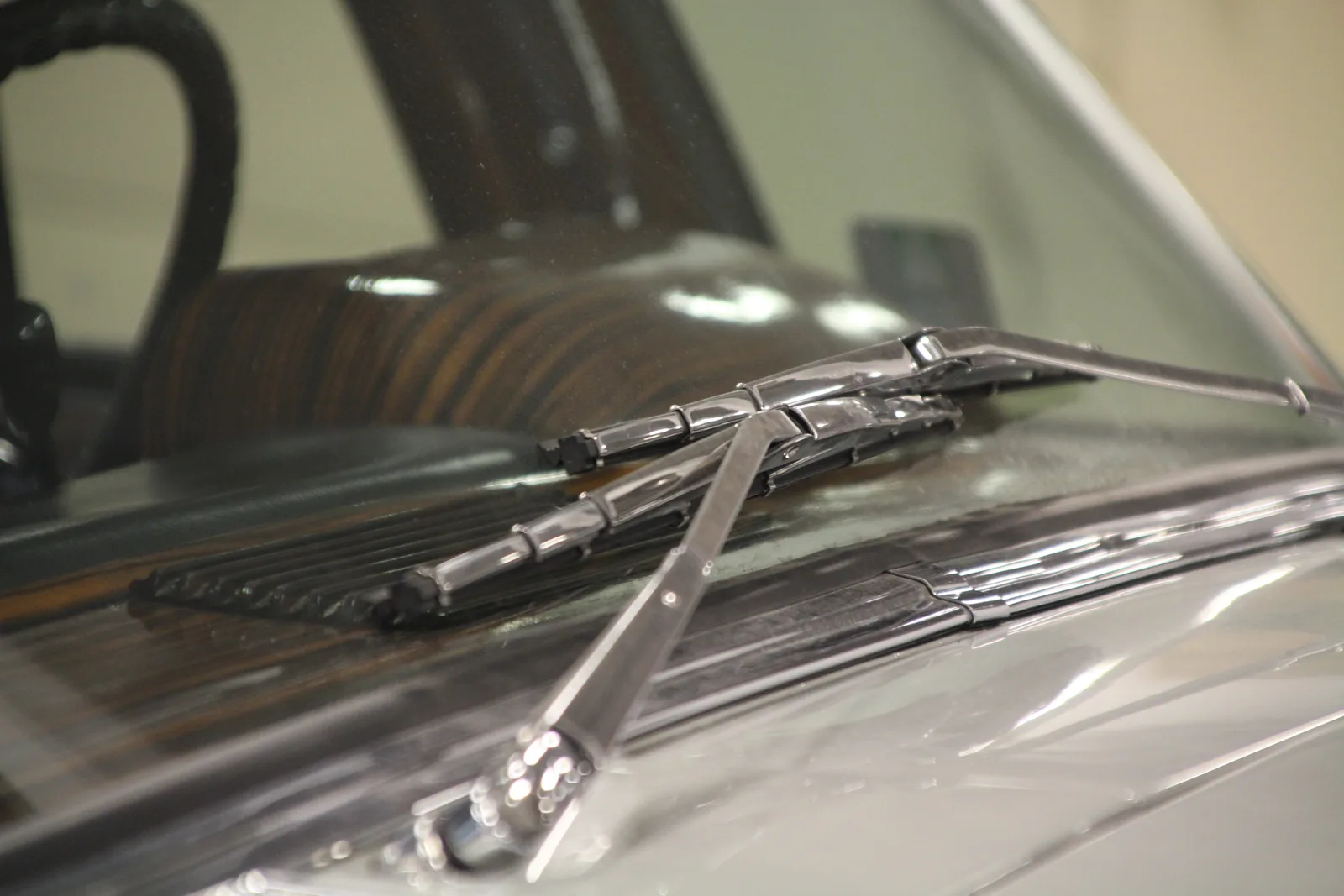 Essuie-glaces vue de détail sur carrosserie voiture