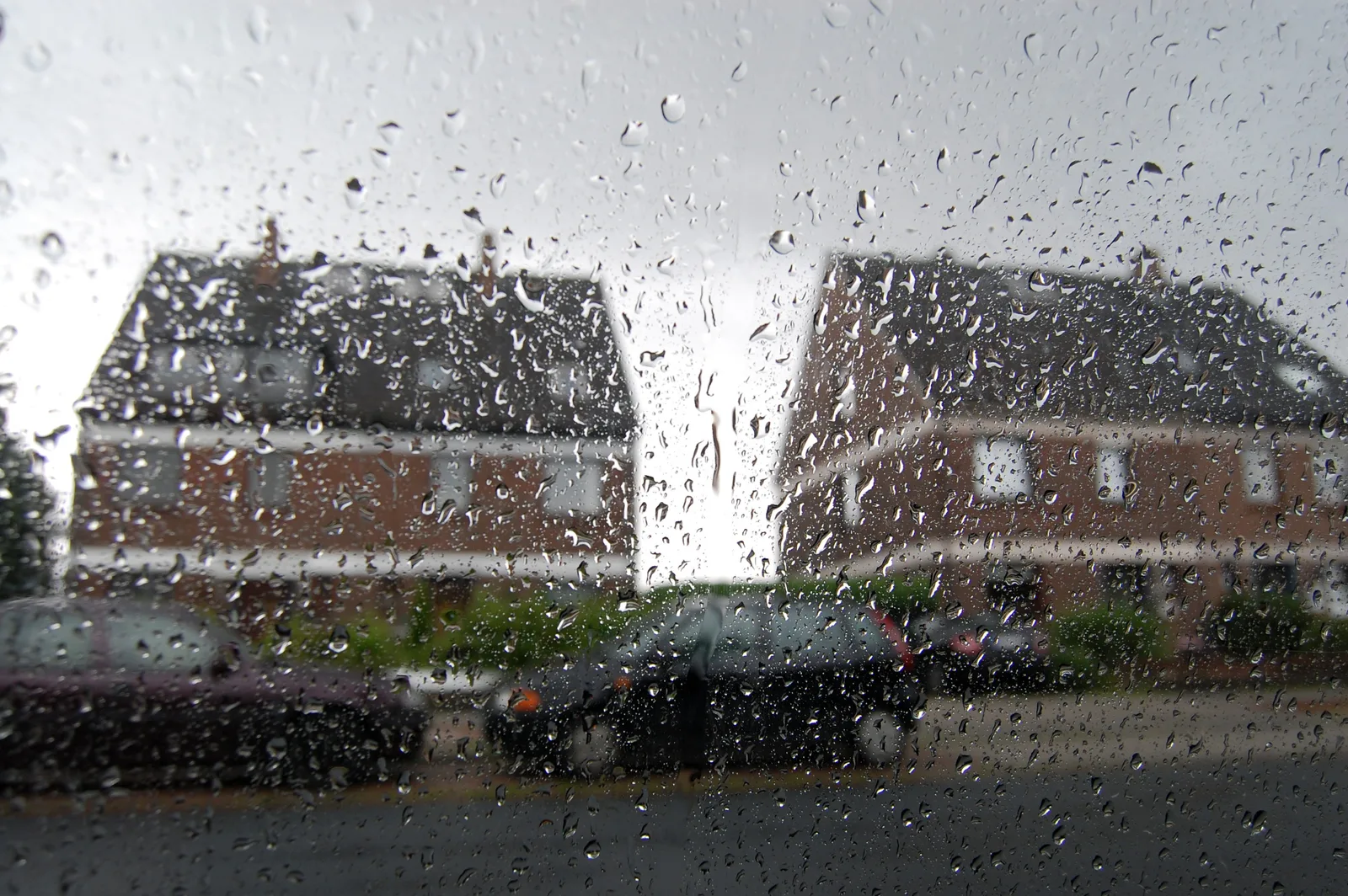 Vitre de voiture sous la pluie avant essuyage