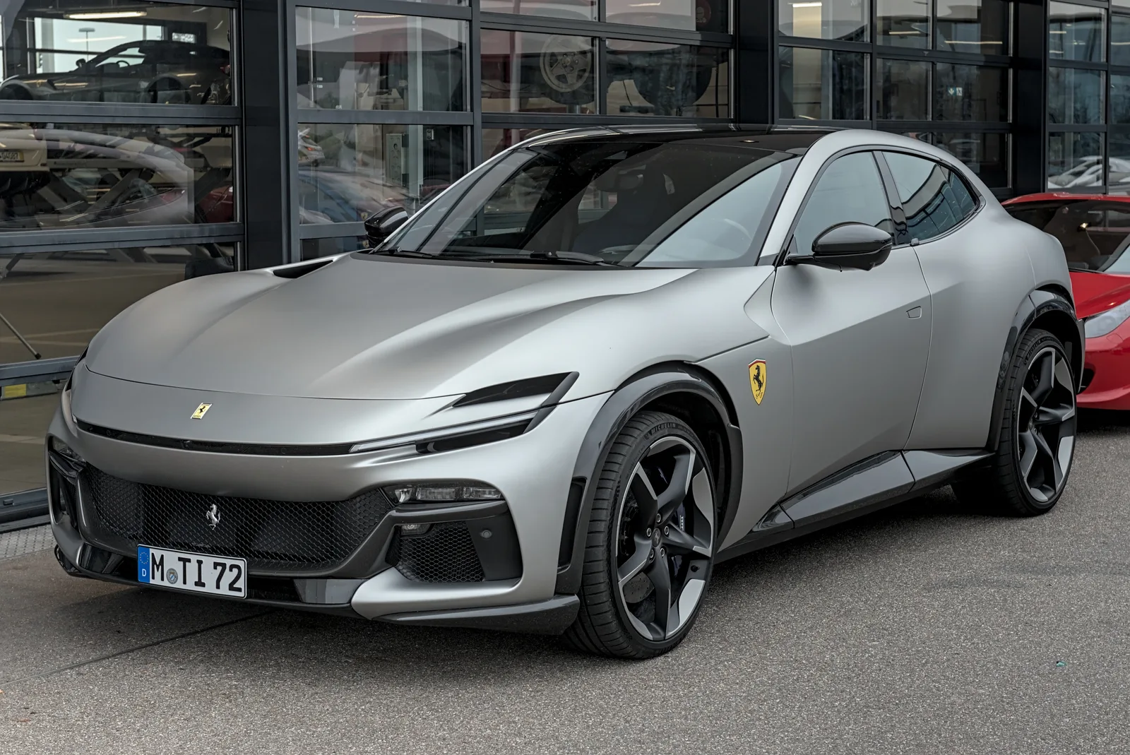 Ferrari Purosangue 2026 — vue de profil avant, teinte grise
