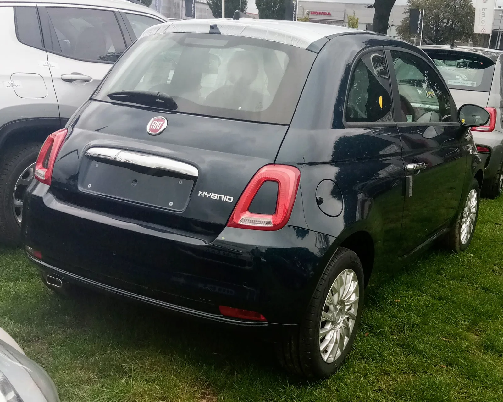 Fiat 500 Hybrid 2026 noire trois quarts arrière badge Hybrid citadine