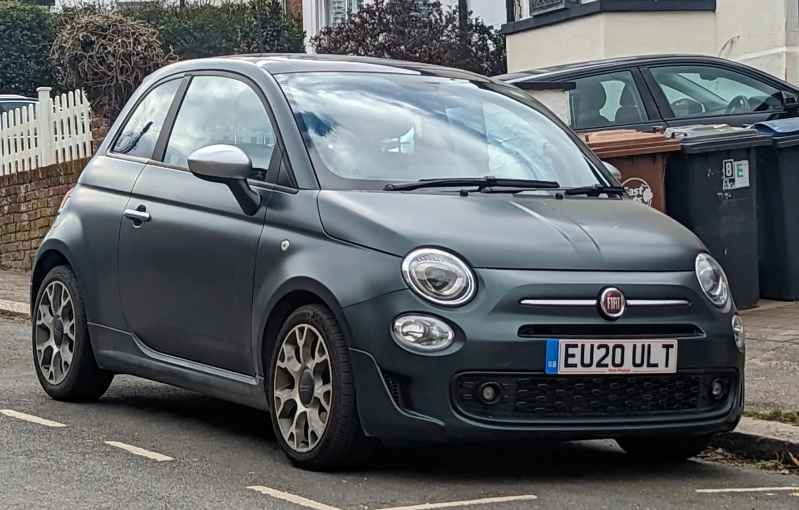 Fiat 500 Hybrid 2026 anthracite trois quarts avant finition sportive citadine