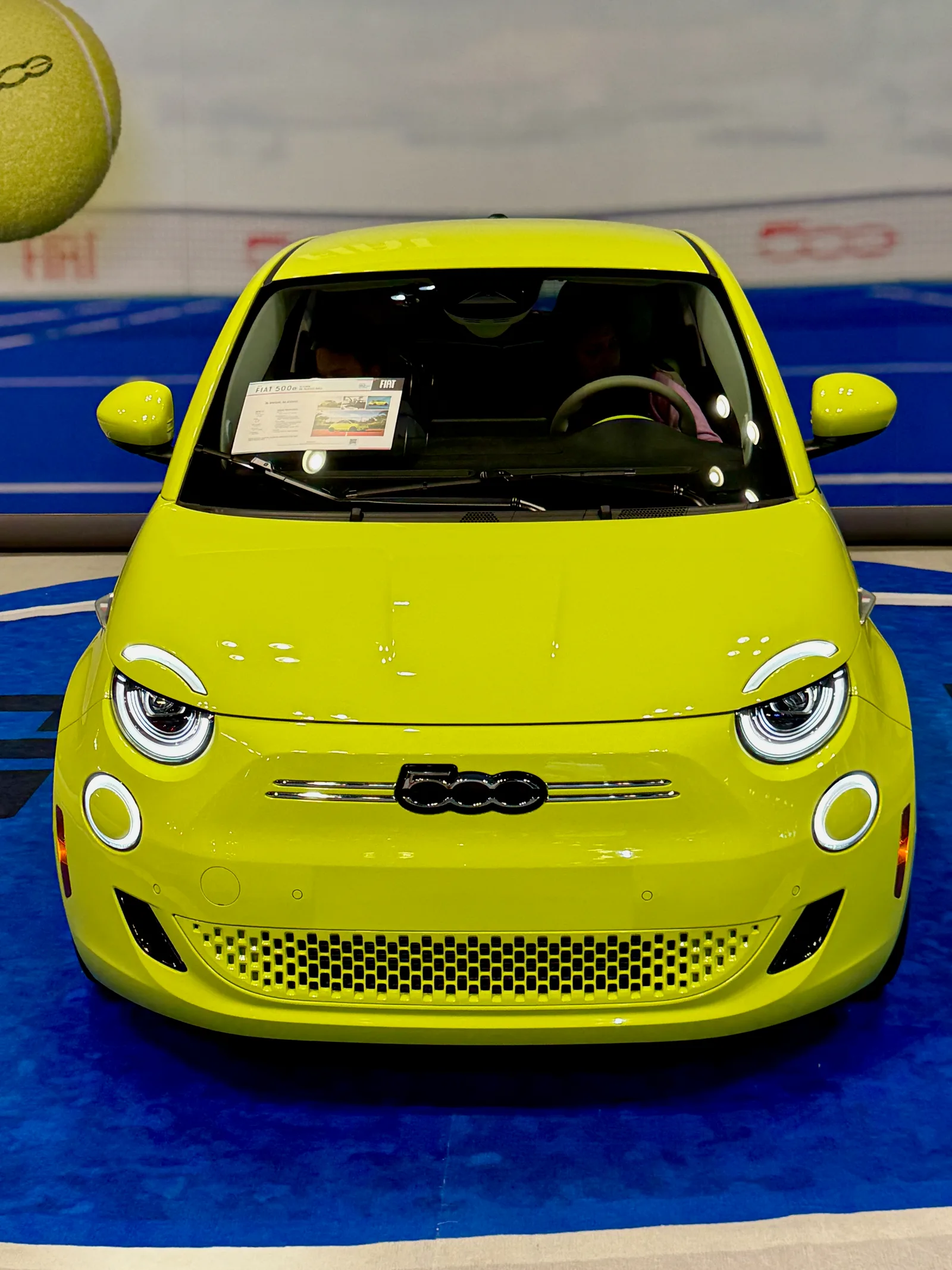 Fiat 500e 2026 vue de face couleur jaune citron salon automobile