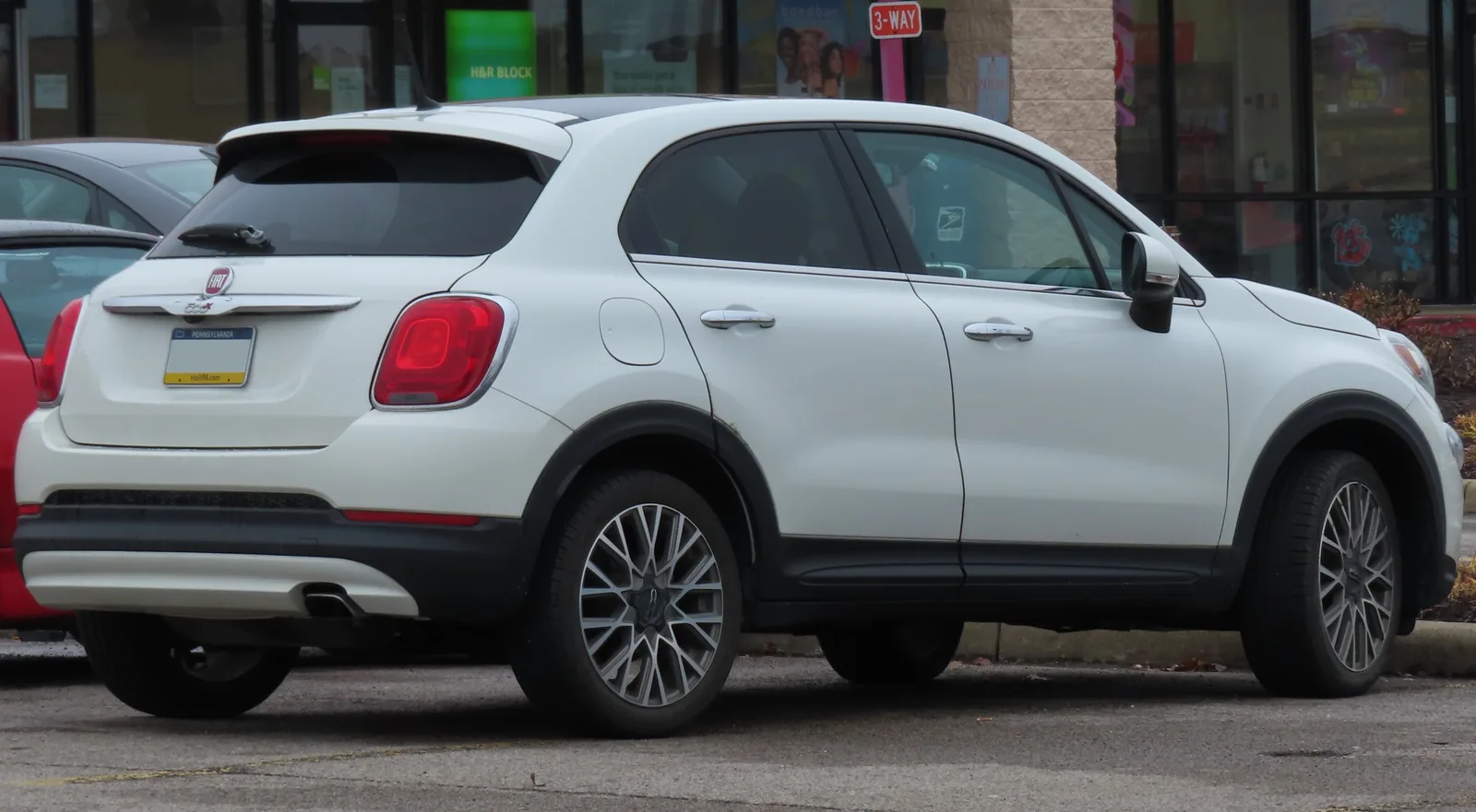 Fiat 500X 2026 — vue 3/4 arrière, teinte blanche