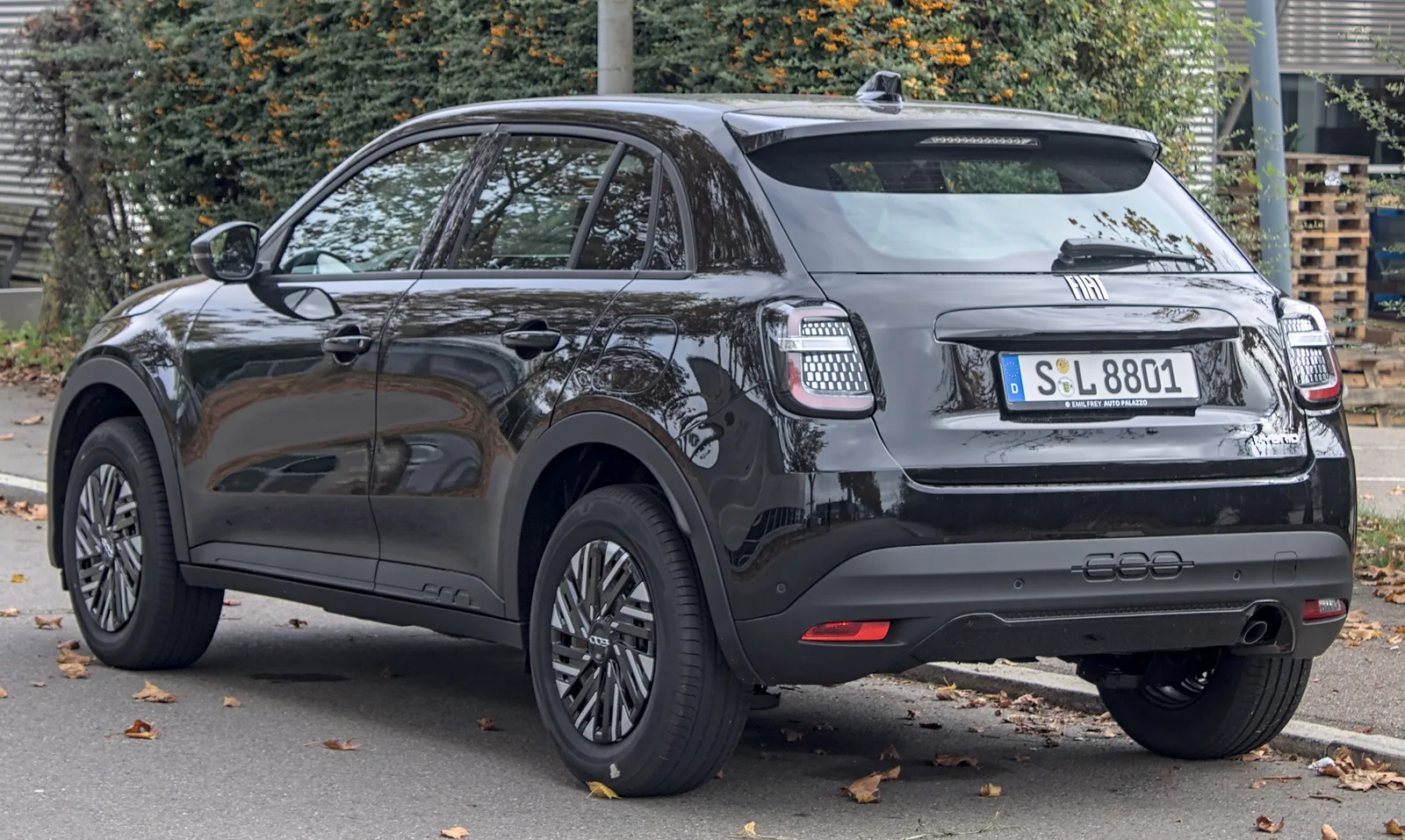 Fiat 600 Hybrid 2026 noir trois quarts arrière SUV urbain citadin compact