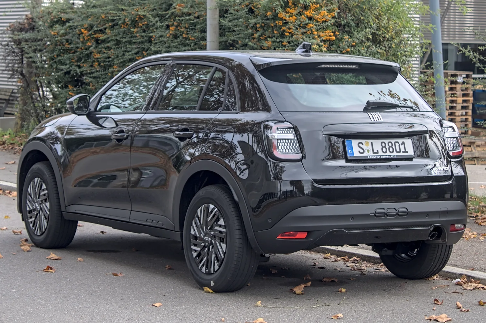 Fiat 600 Hybrid 2026 noir vue arrière rapprochée bandeau lumineux et logo