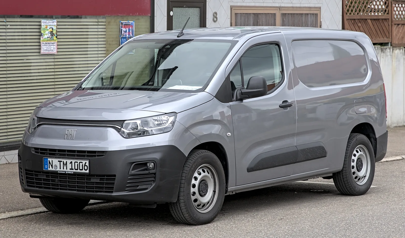 Fiat Doblo 2026 gris détail face avant calandre et feux ludospace