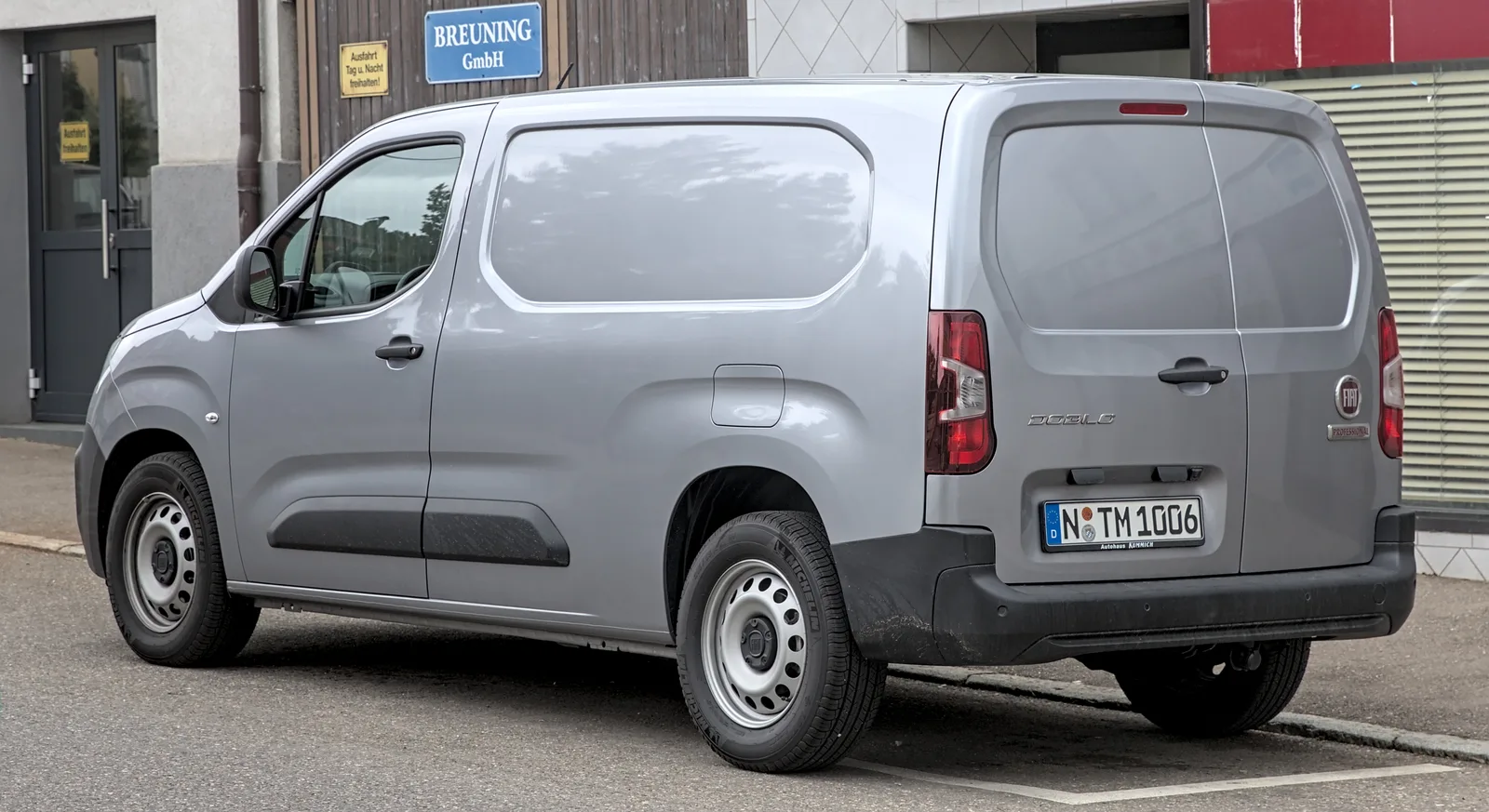 Fiat Doblo 2026 gris vue trois quarts arrière stationnement ludospace