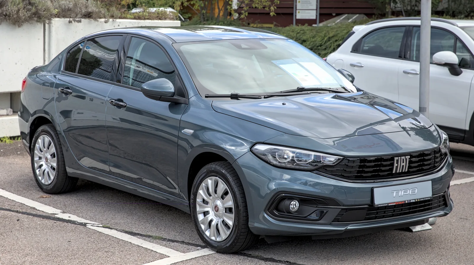 Fiat Tipo berline grise 2026 vue trois quarts avant parking urbain