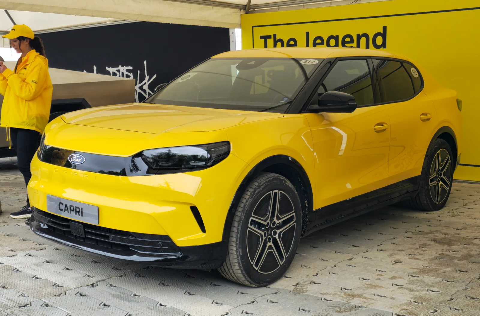 Ford Capri électrique 2026 vue avant intérieur SUV coupé jaune plan rapproché